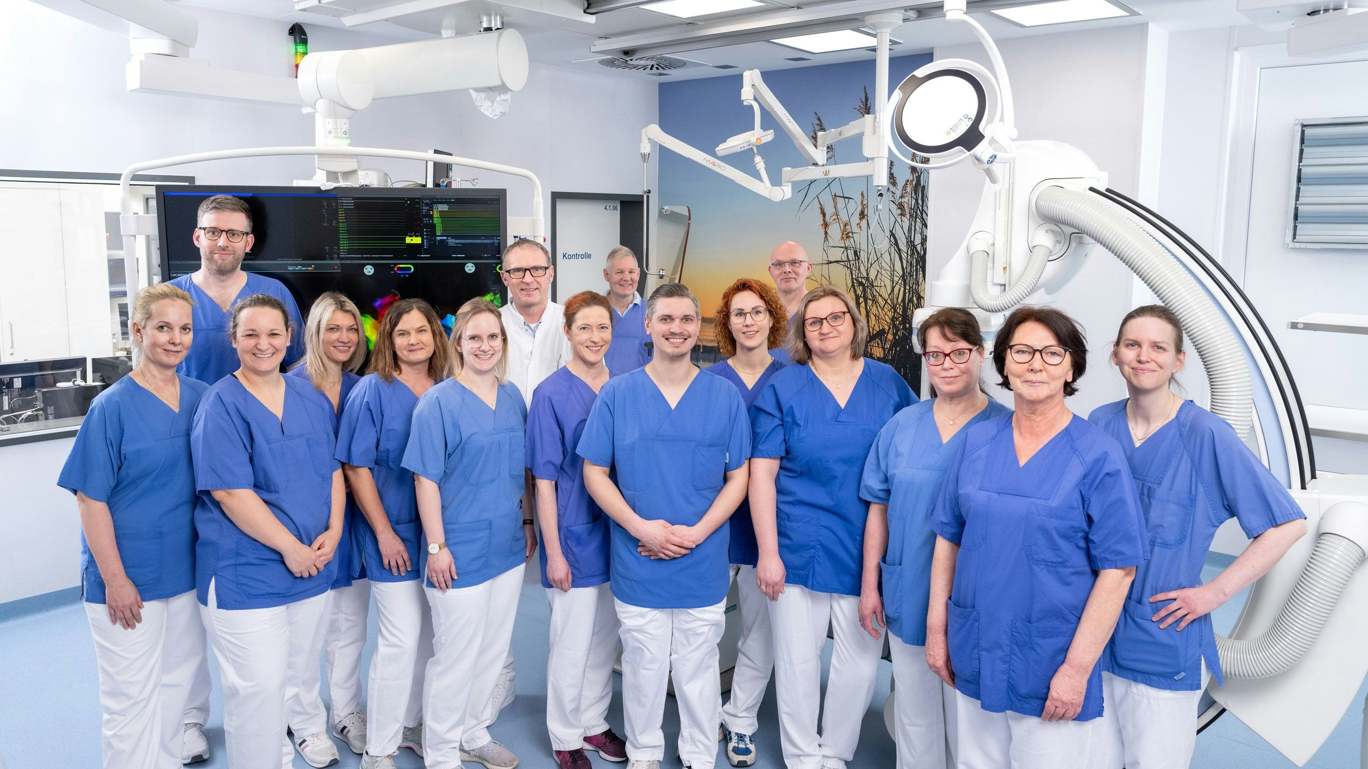 Das gesamte Team der Kardiologie an der neuen Einheit für die Elektrophysiologie. Foto: SES/Lutz