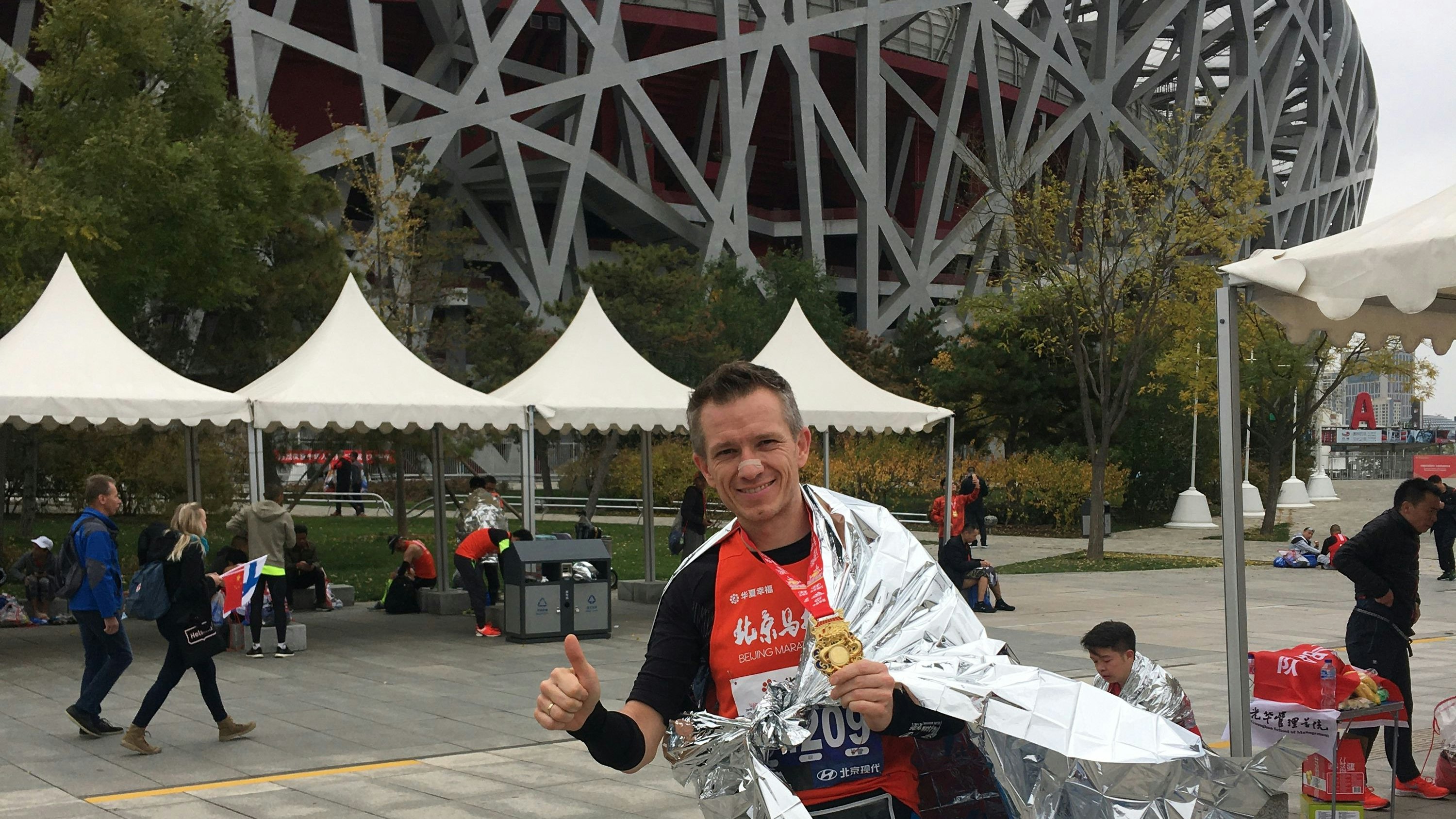 Geschafft: Karl Kicker vor dem Olympiastadion (Vogelnest) in Peking nach dem Peking-Marathon im Jahr 2019. Foto: Karl Kicker.