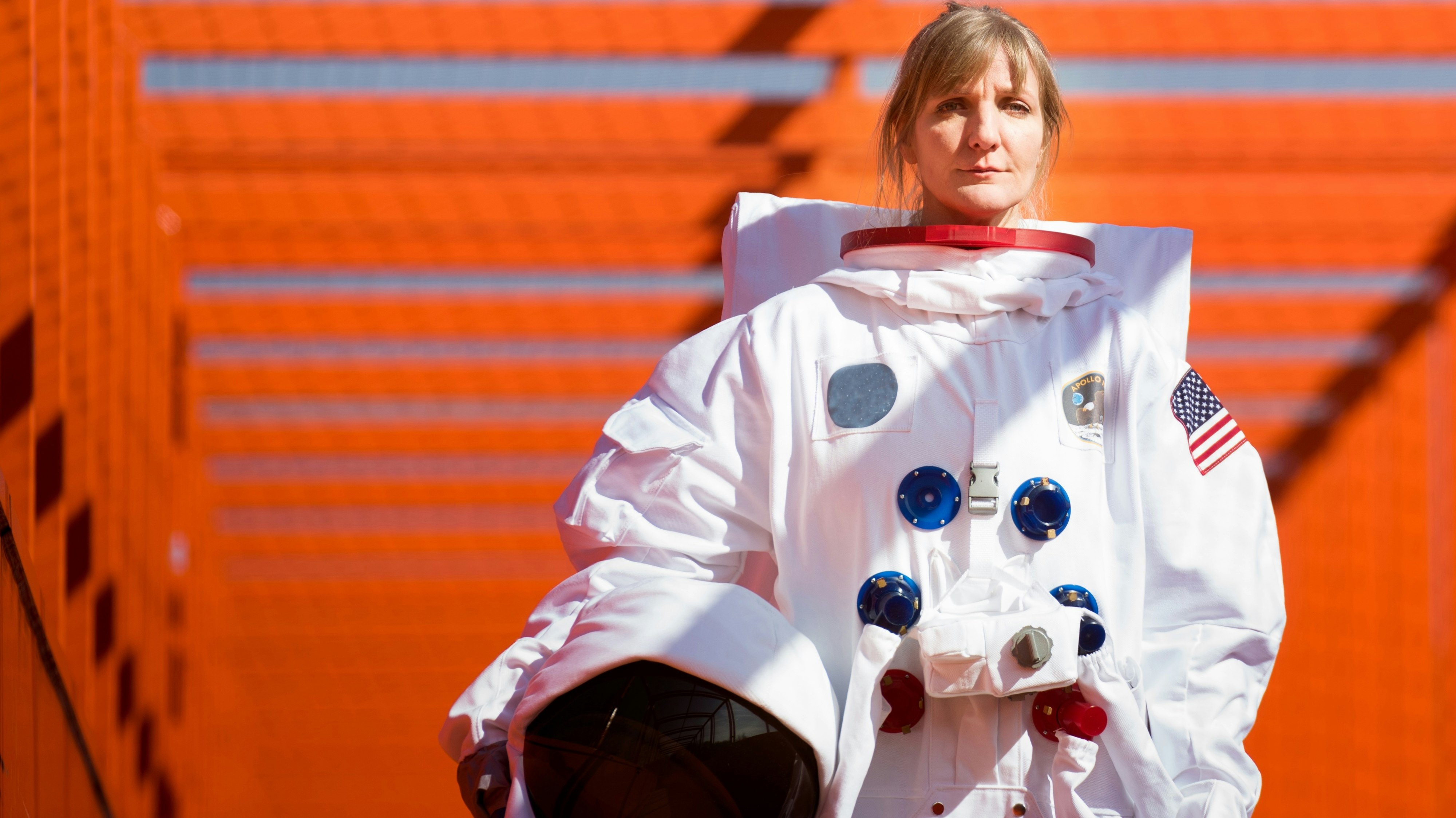 "Liebling der Schwerkraft": Für ihr aktuelles Programm ließ sich Katinka Buddenkotte als Astronautin ablichten. Copyright: palmpictures
