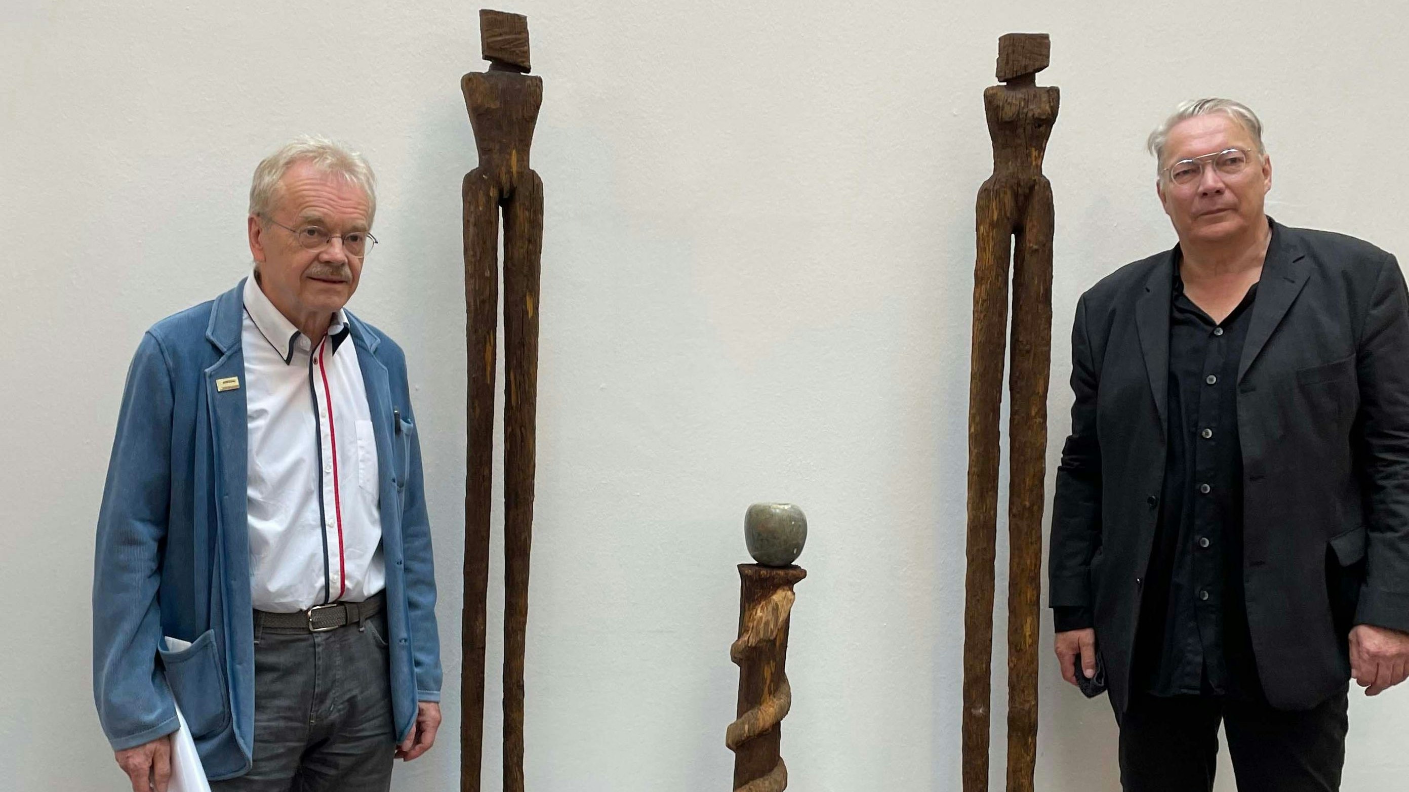 Könner ihres Fachs: Wolfgang Friemerding (links) hielt die Rede bei der Vernissage der Ausstellung Matthias Stövers. Foto: Bertelt