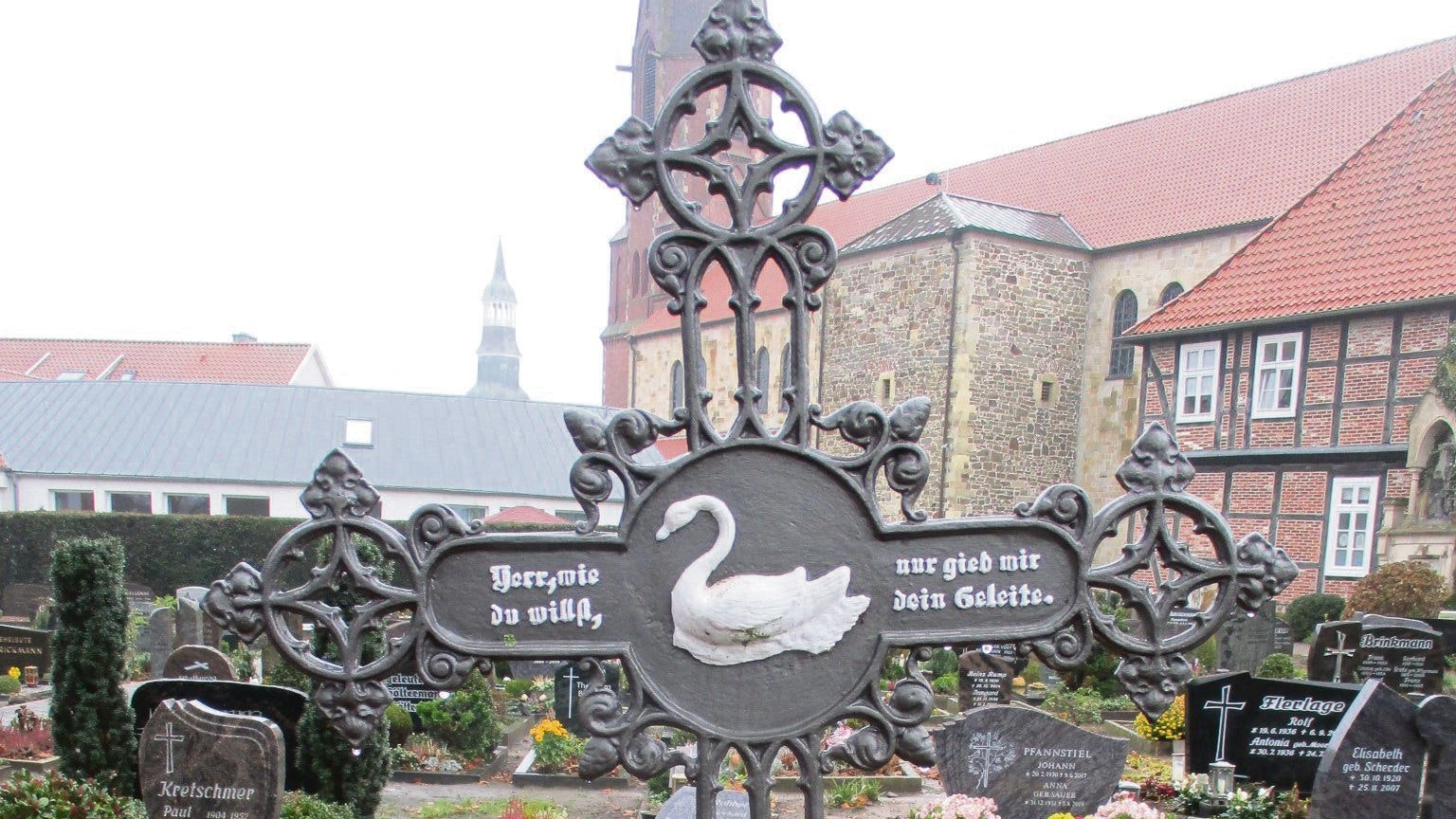 Auch heute liebevoll gepflegt: Die Grabstätte von Ludwig Brill auf dem katholischen Friedhof in Quakenbrück. Der Schwan ist ein Hinweis auf sein bedeutendstes Werk.&nbsp; &nbsp;Foto: Dräger                               