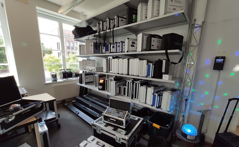 Im Medienzentrum türmt sich Technologie in vielen Formen: Beliebt sind Beleuchtungsmittel und deren drahtlose Bediengeräte. Foto: Landkreis Cloppenburg  Rühl