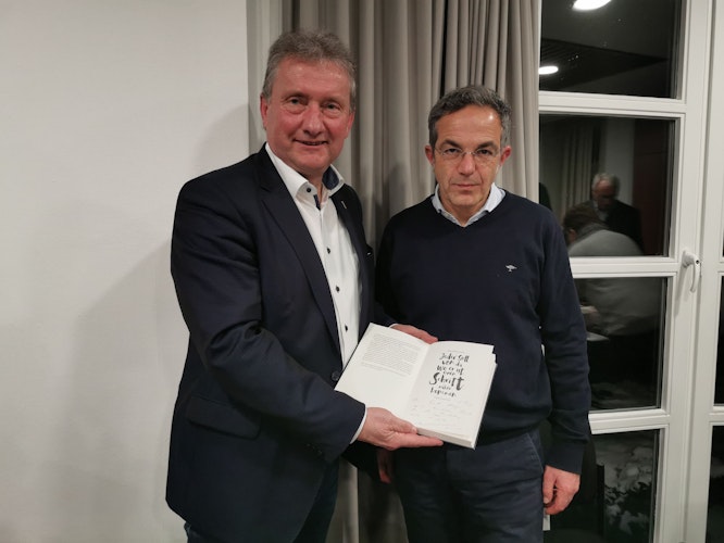 Signierstunde: Auch Bürgermeister Gerd Meyer (links) hat es sich nicht nehmen lassen, seine Buchausgabe persönlich von Navid Kermani signieren zu lassen. Foto: Seelhorst
