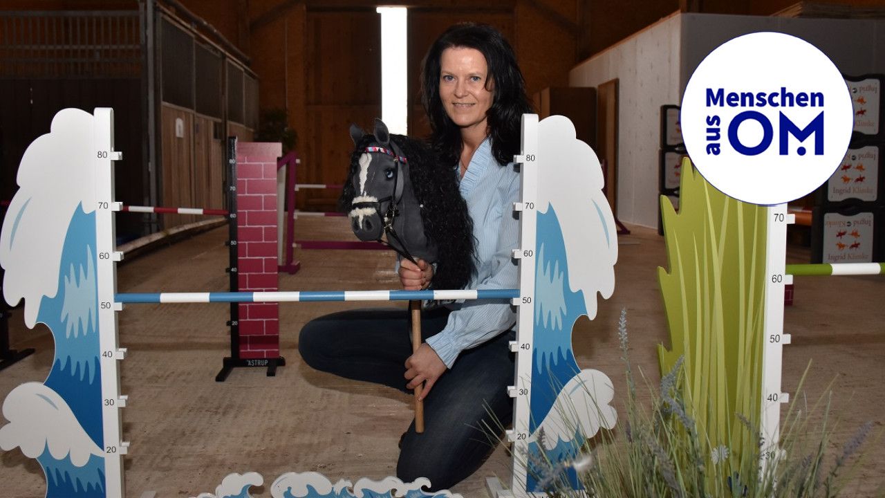 Mit dem Hobby Horse über das Hindernis: Kerstin Honkomp vermittelt die immer beliebter werdende Sportart mit viel Freude und Begeisterung. Foto: Klöker