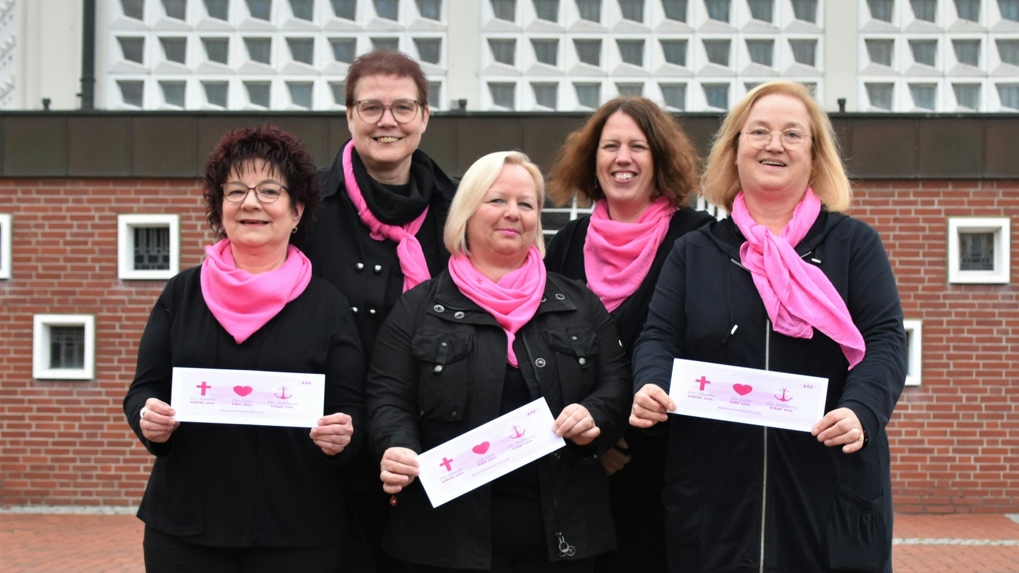 Laden ein: Marlies Willer (von links), Marlies Brinkmann, Resi Ortmann, Karina Schrand und Maria Kalmlage möchten mit ihren Mitgliedern das 25. Jubiläum der KFD feiern. Foto: Hahn