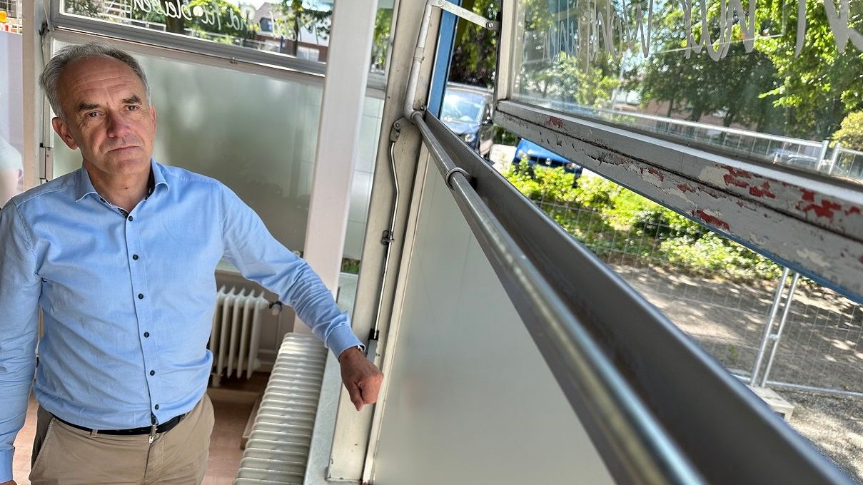 50 Jahre alt: Geschäftsführer Bernd Wessels begutachtet die einfach verglasten Fenster, die angesichts der energetischen Sanierung ausgetauscht werden sollen. Foto: Wimberg