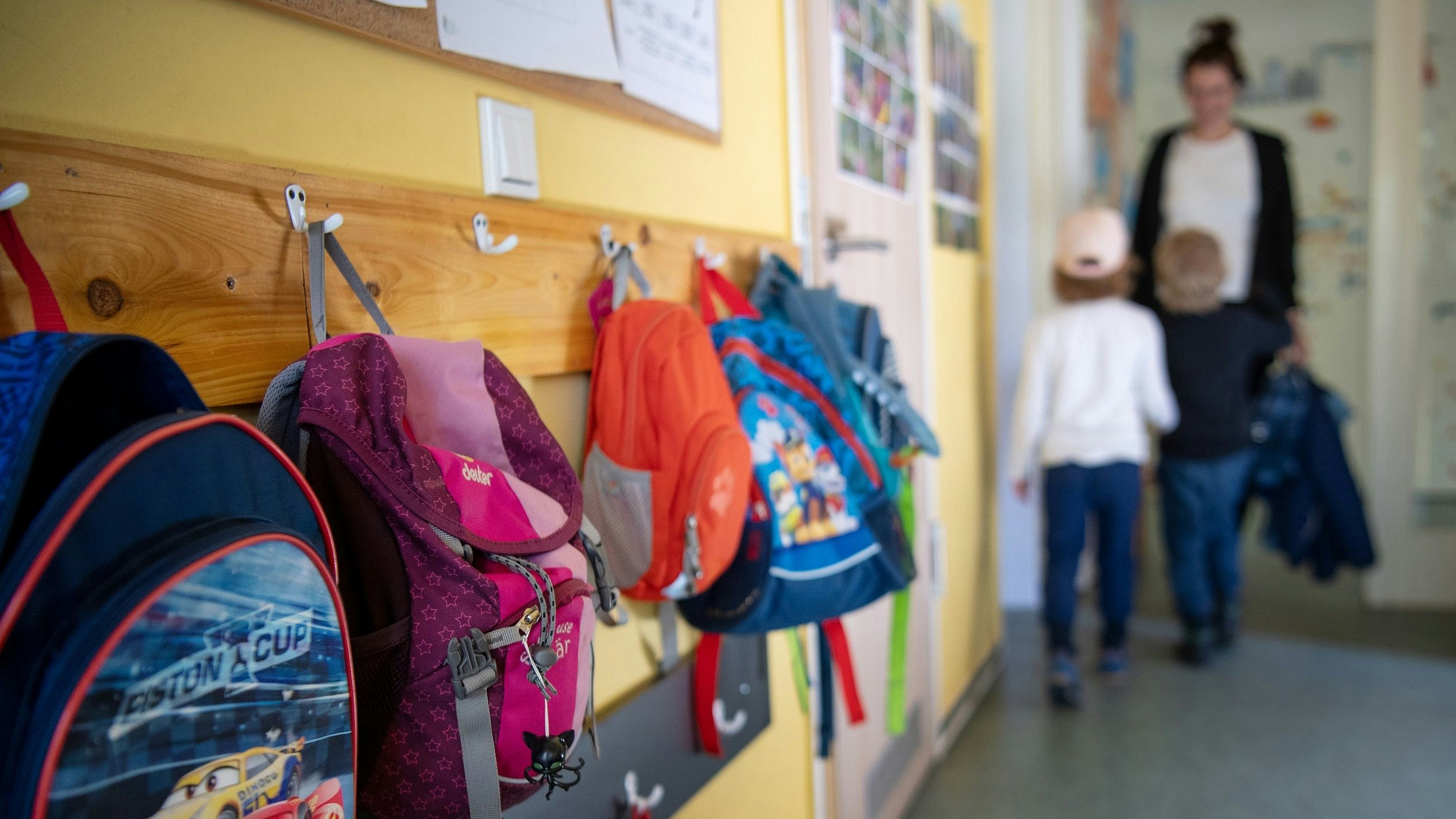 An der Grenze: Dass Kleiderhaken im Kindergarten frei bleiben, passiert in Molbergen immer seltener.&nbsp; &nbsp; Symbolfoto: dpa/Skolimowska