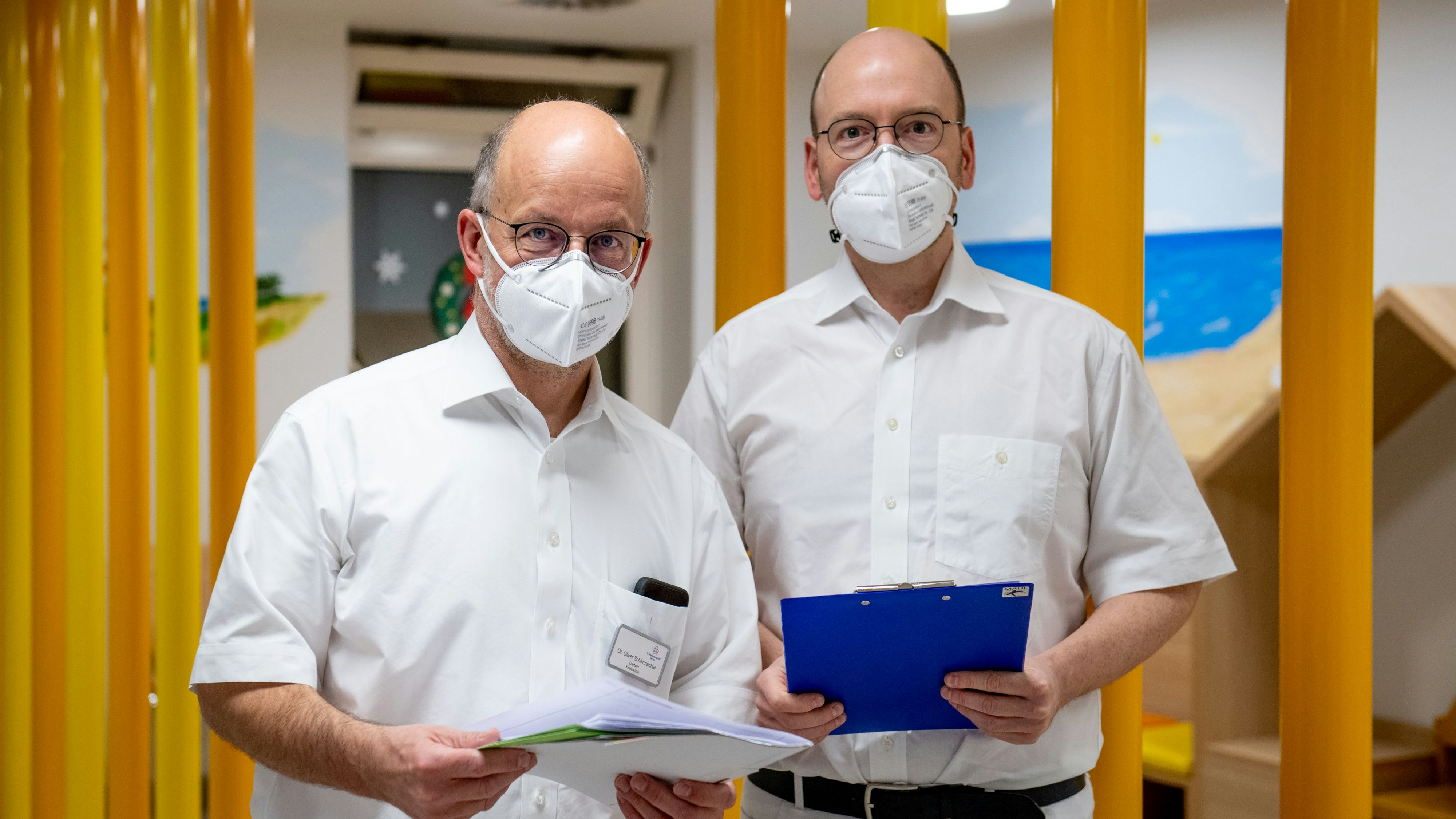 Ihr Team steht enorm unter Druck: Die Chefärzte Dr. Oliver Schirrmacher und Dr. Christian Denne (von links) in der Kinderklinik des St. Marienhospitals Vechta. Foto: Chowanietz