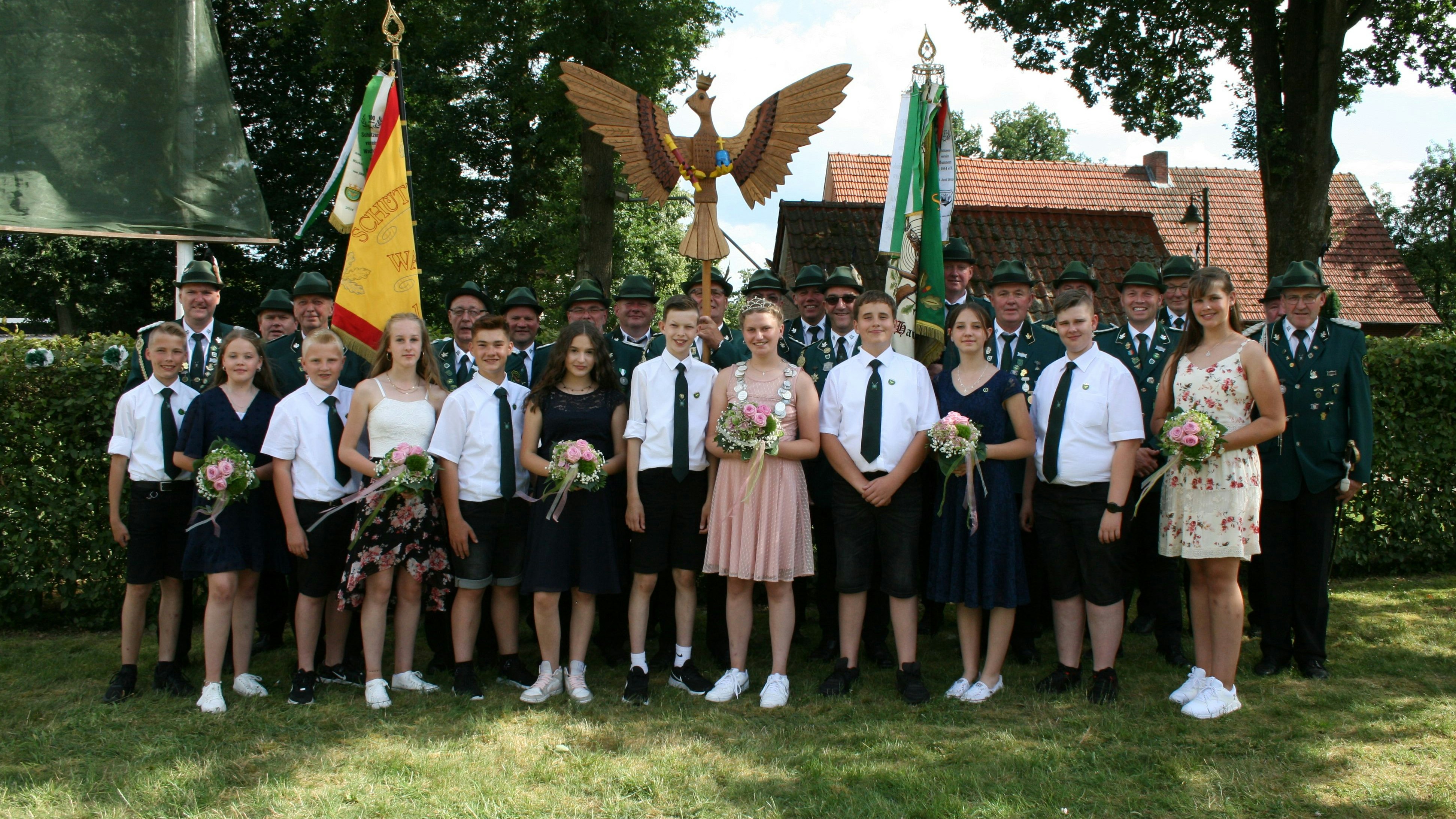 Den Vogel abgeschossen: Annkatrin Röpke mit Bennet Hanneken (Mitte) ist die erste Kinderkönigin auf dem Wachtumer Schützenfest. Foto: Lampen