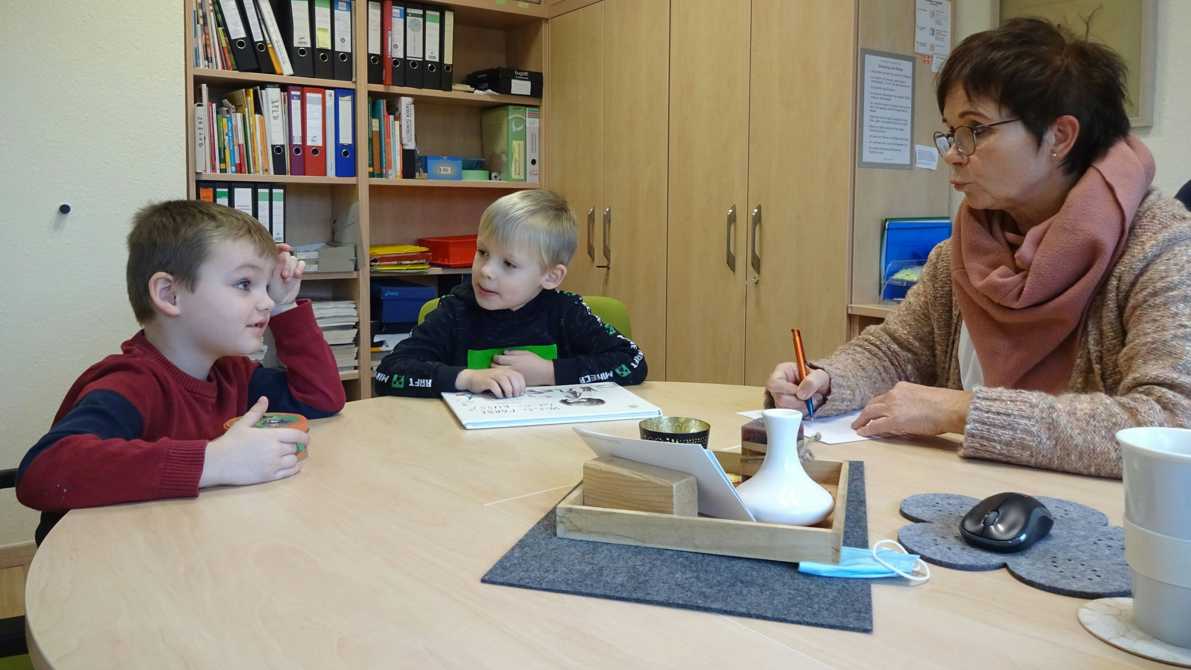 Gespräche sind auch für Kinder sehr wichtig: (von links) Maximilian Grest und Milan Warnkens unterhalten sich mit der Kindergartenleiterin Anni Eikens. Foto: Hornick