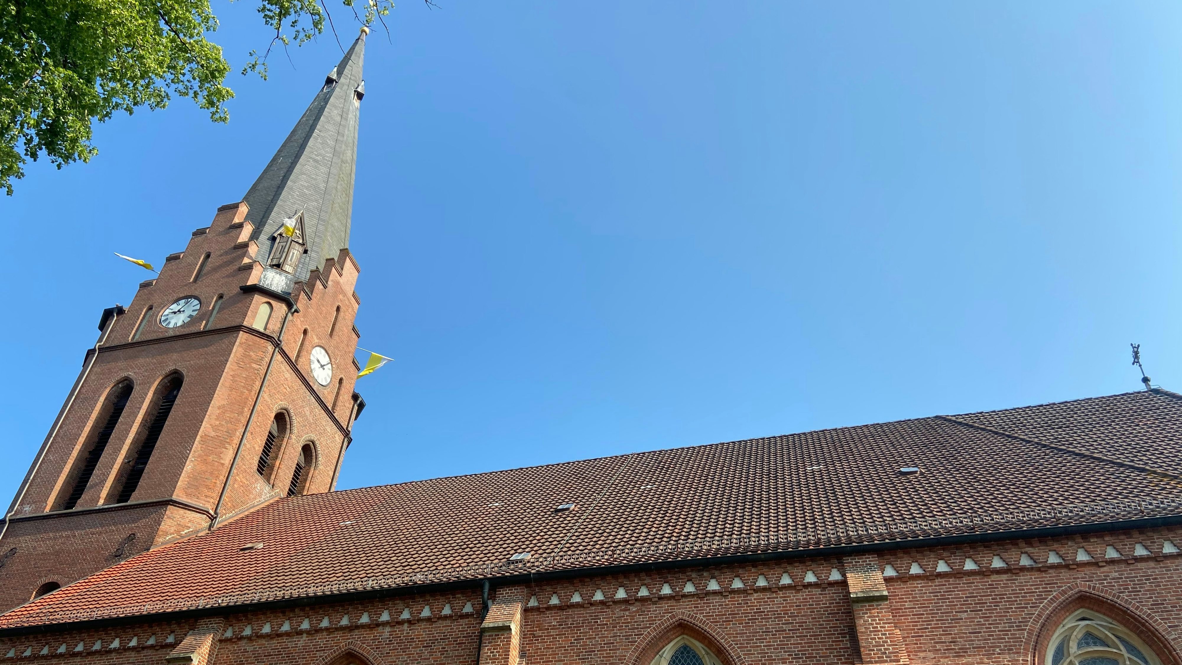 Großes Sanierungsprojekt: Die Dachfläche der Pfarrkirche St. Johannes Baptist Molbergen ist 1200 Quadratmeter groß. Foto: Hoff