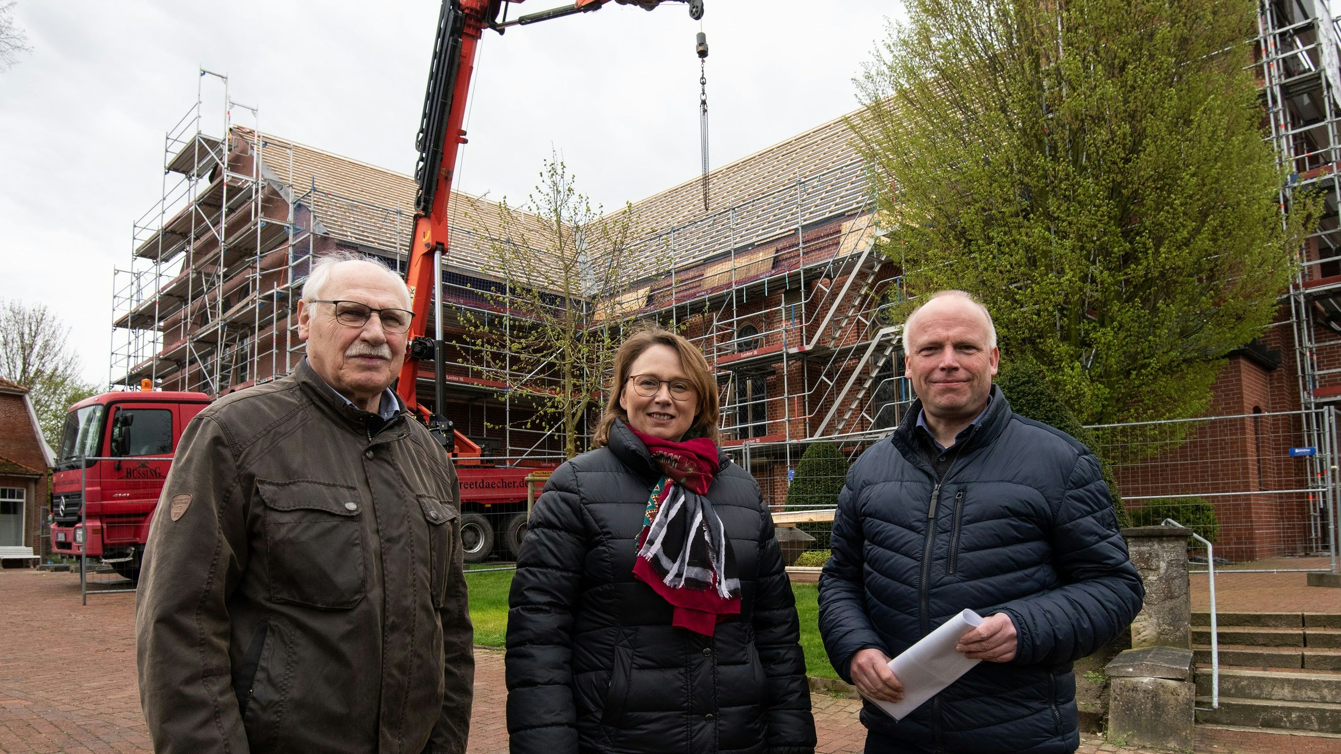 Ortstermin: Architekt Theo Dwertmann, Rechnungsführerin Sigrid Gabor und Pfarrer Ralph Forthaus sind froh, dass die Sanierung in Angriff genommen werden kann. Foto: Vorwerk