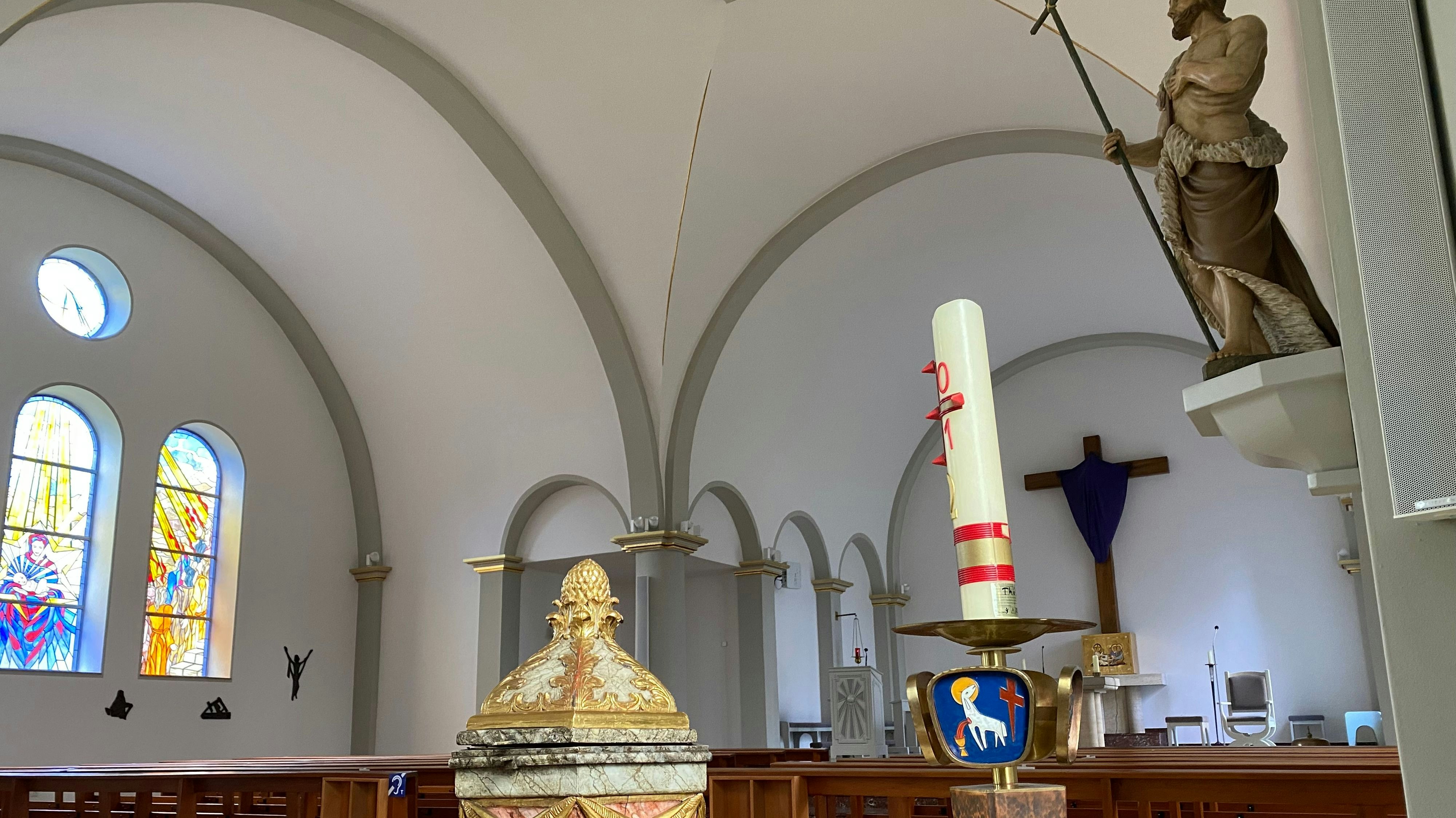 Neuer Standort: Der Namenspatron und das Taufbecken sind in der frisch sanierten Kirche in den Mittelpunkt gerückt. Foto: Wimberg