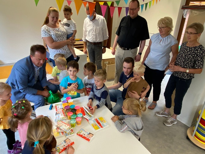 Stippvisite: Süßes und Geschenke bekamen auch die Kinder, die in das renovierte Gebäude an der Fladderburger Straße eingezogen sind. Foto: Wimberg