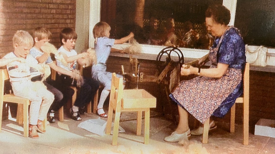 Längst vergangene Zeiten: Die Kinder erleben, wie man am Spinnrad arbeitet, und dürfen dabei auch mithelfen. Foto: Archiv Kindergarten