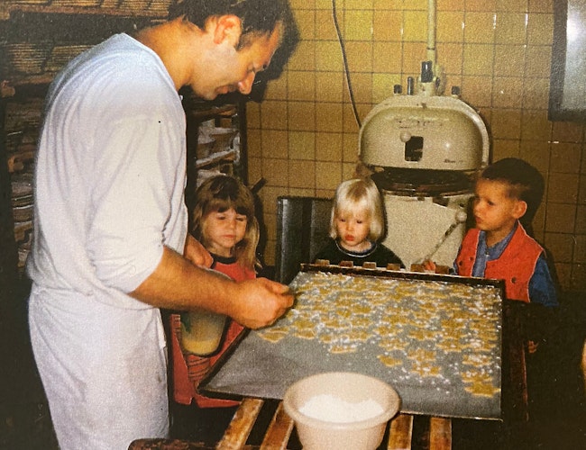 In der Weihnachtsbäckerei: Der Besuch beim Bäcker war nicht nur spannend, sondern auch lecker. Archivfoto: Kindergarten