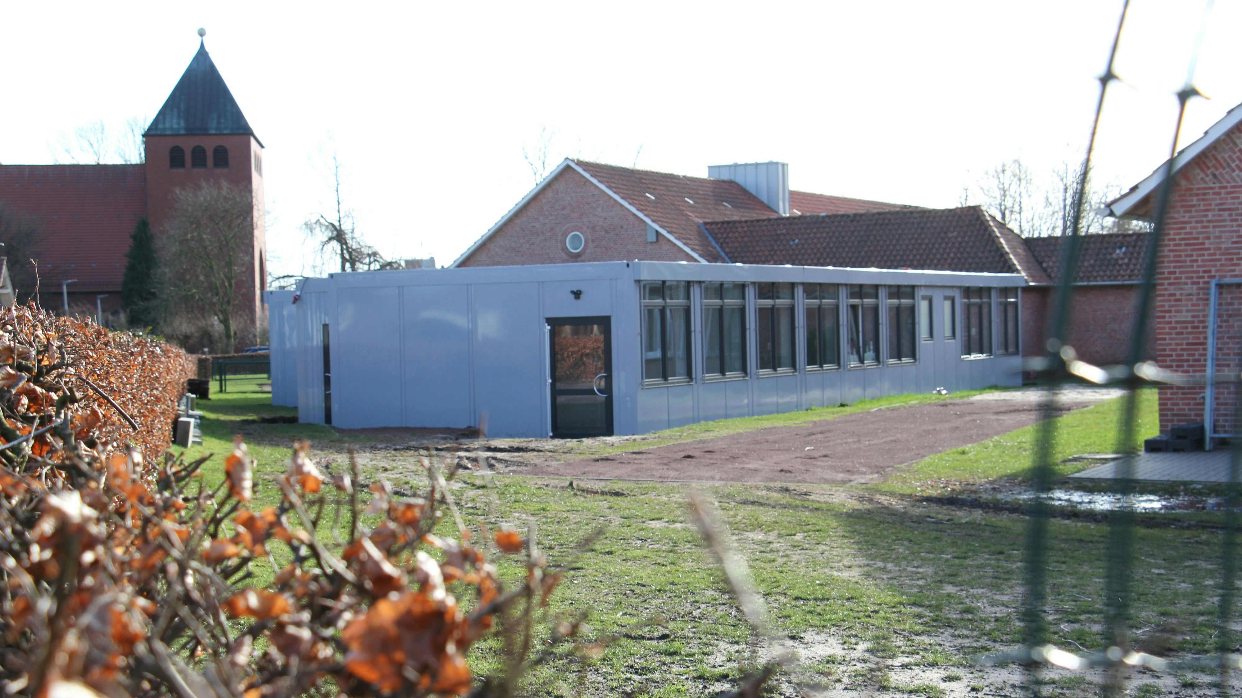 Container sind vorhanden, aber keine Mitarbeiter: Der Anbau der&nbsp;Kindertagesstätte St. Franziskus kann erst zum 1. April in Betrieb gehen.&nbsp; Foto: Speckmann