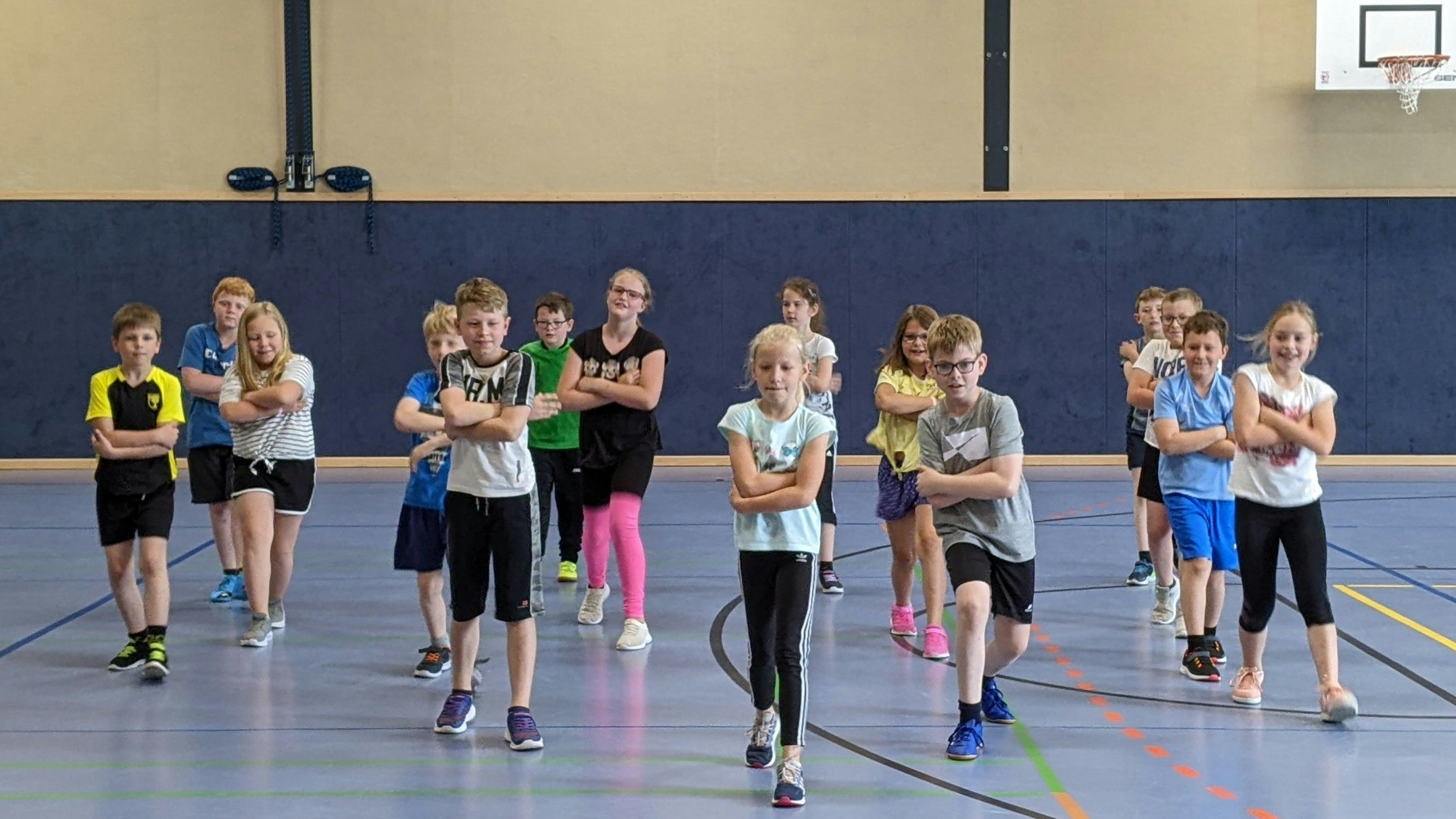 Coole Choreografien: Die Klasse 3b führte einen Tanz auf. Foto: Grundschule Sedelsberg