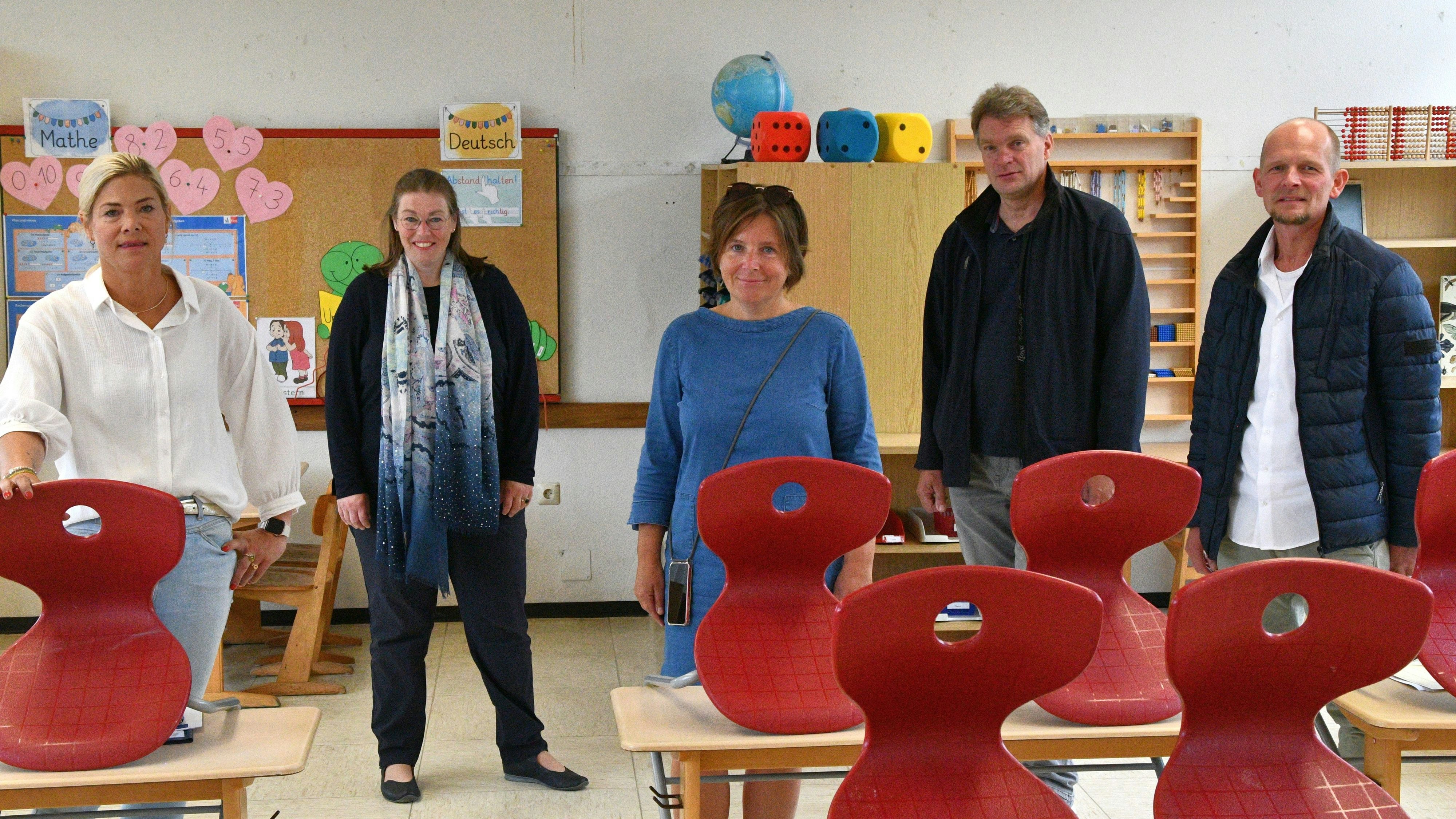 Schauen sich die vorübergehenden Klassenräume an: (von links) Antje Nasch,&nbsp; Sandra Sollmann, Ricarda Hedtfeld, Winfried Schlarmann und Ralf Schillmöller. Foto: Fischer
