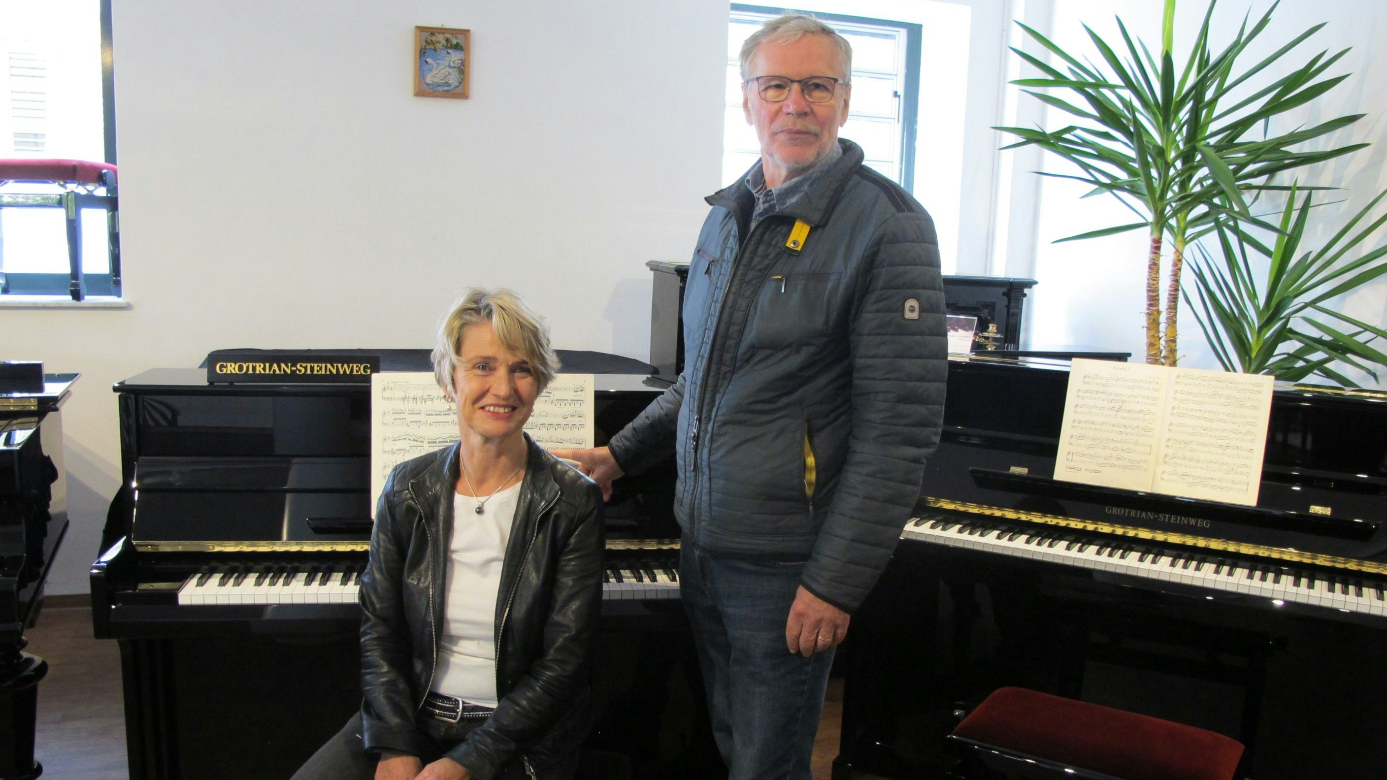 Das soll's sein: Birgit Meyer-Beylage und Franz Kröger vom Vorstand des Mühlenvereins hoffen auf zahlreiche Spenden, damit das Grotrian-Steinweg-Klavier für das Kulturzentrum Alte Wassermühle angeschafft werden kann.&nbsp; &nbsp;Foto: Mühlenverein