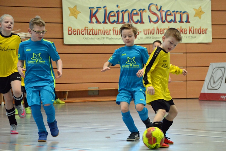 Fußball für den guten Zweck: Die Kinder von der G- bis zur D-Jugend sind nach der Corona-Pause wieder in der Halle aktiv. Foto: Hermes