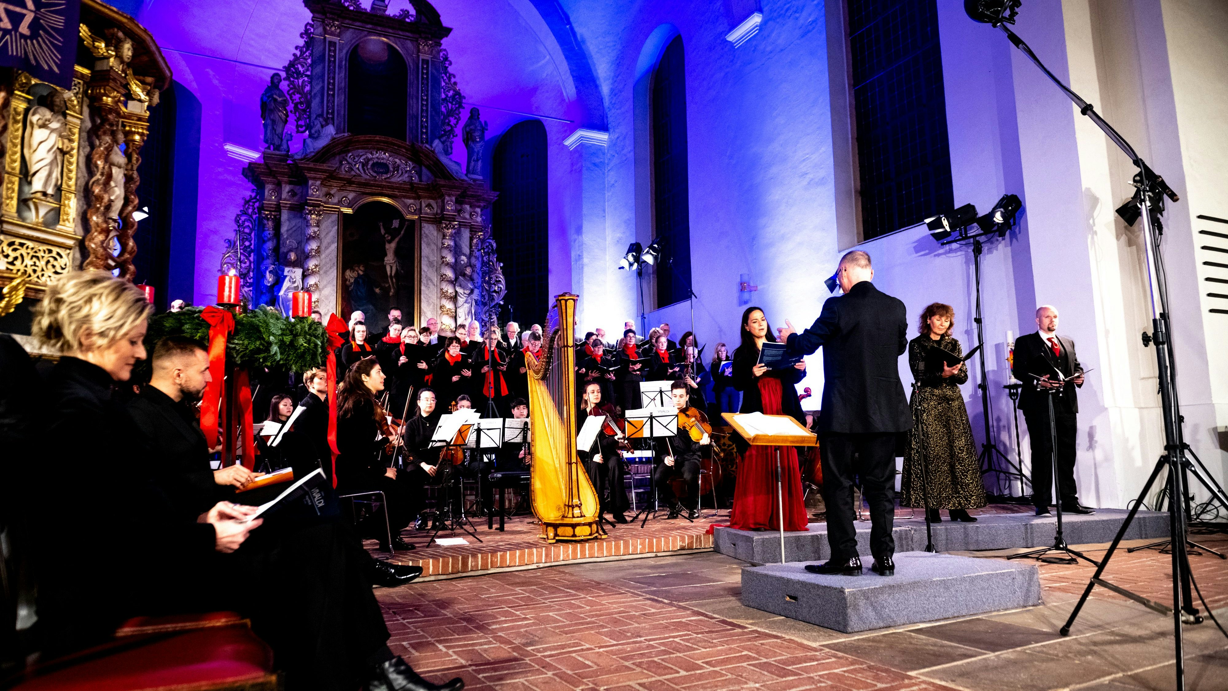 Klassisch, festlich, schnörkellos: Das Weihnachtsoratorium in der Vechtaer Klosterkirche begeisterte. Foto: Chowanietz