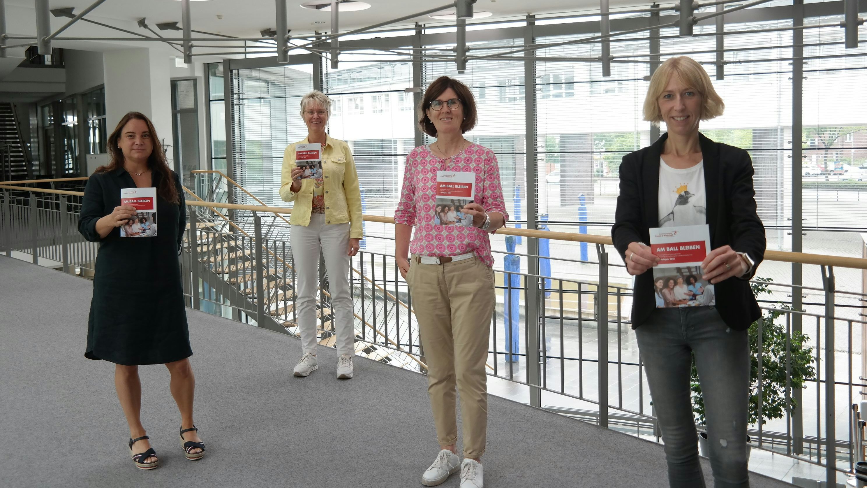Präsentieren die neue Broschüre: Renate Hitz (von links), Anette Schlarmann, Gaby Middelbeck und Nadine Bornemann. Foto: Landkreis Vechta / Dorgelo
