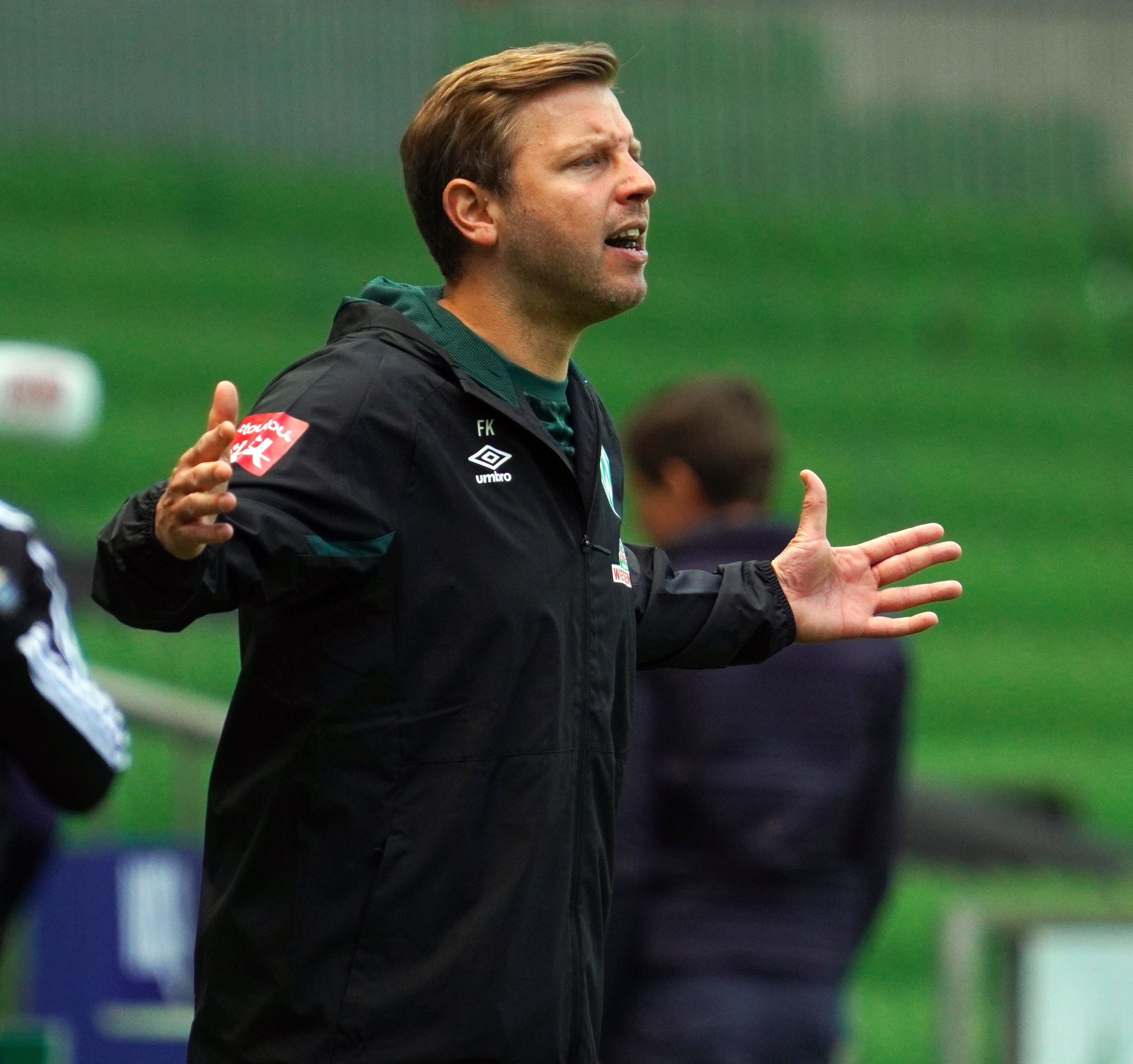 Verbreitet Optimismus: Trainer Florian Kohfeldt bleiben mit Werder Bremen noch vier Spiele, um den Klassenerhalt zu schaffen. Foto: dpa/Stollarz