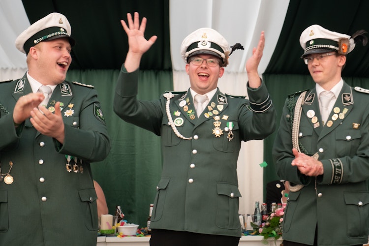 Sieger: Jonas Witte (Mitte) ist der neue Jugendprinz. Sein Vorgänger Bastian Such (links) und sein Mitbewerber Lukas Witte applaudieren. Foto: Chowanietz