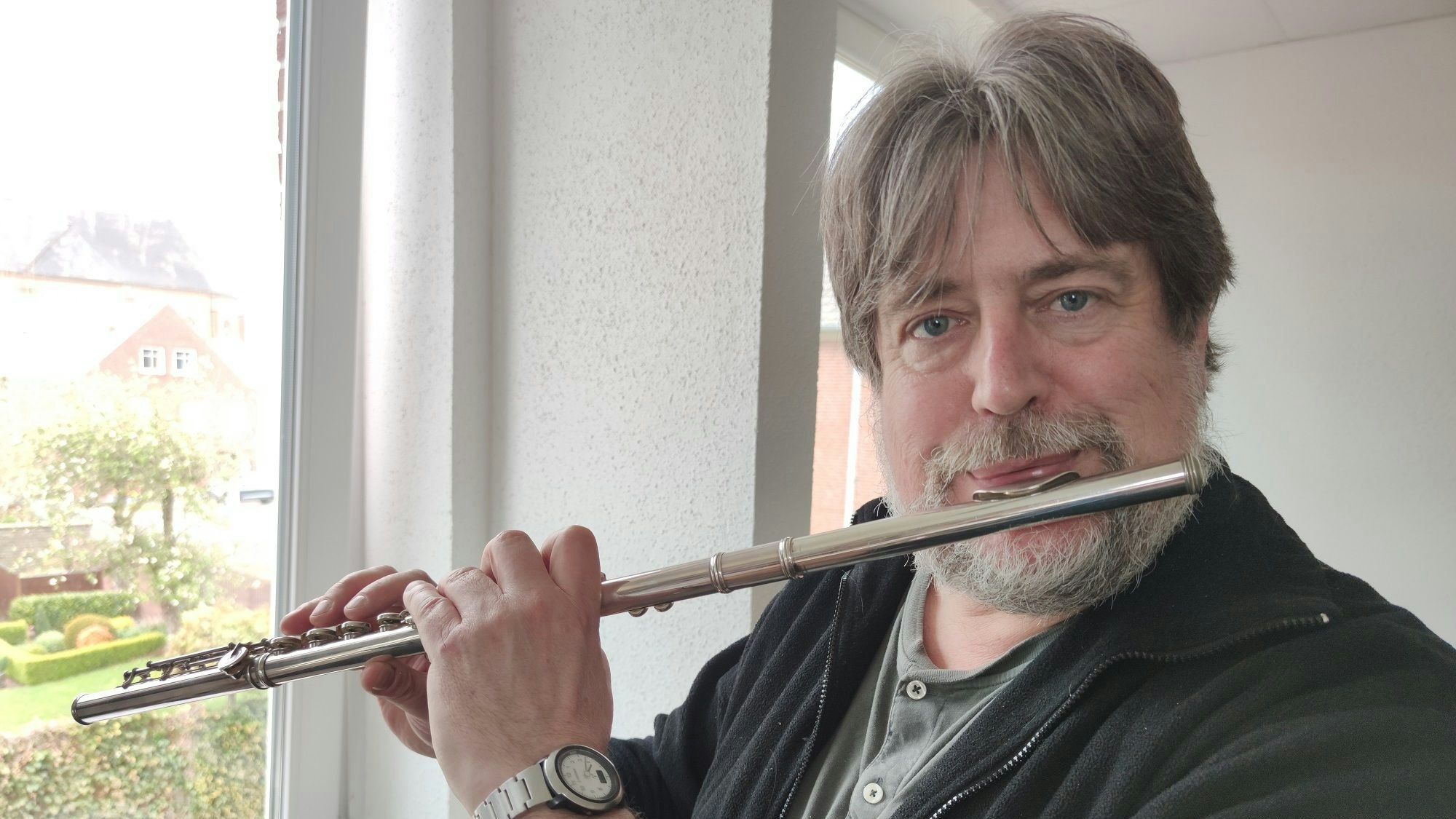 Mit seinem Lieblingsinstrument: Konrad Hartong liebt die Klänge der Querflöte. Foto: Röttgers