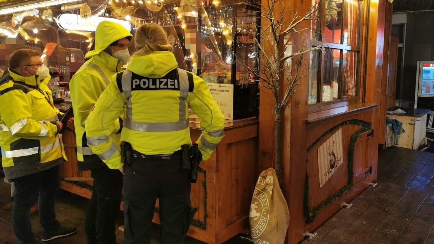 Kontrolle auf dem Weihnachtsmarkt – Mitarbeiterinnen und Mitarbeiter der Kreisverwaltung und der Polizei kontrollieren die Einhaltung der Corona-Vorschriften. Foto: Polizei Vechta