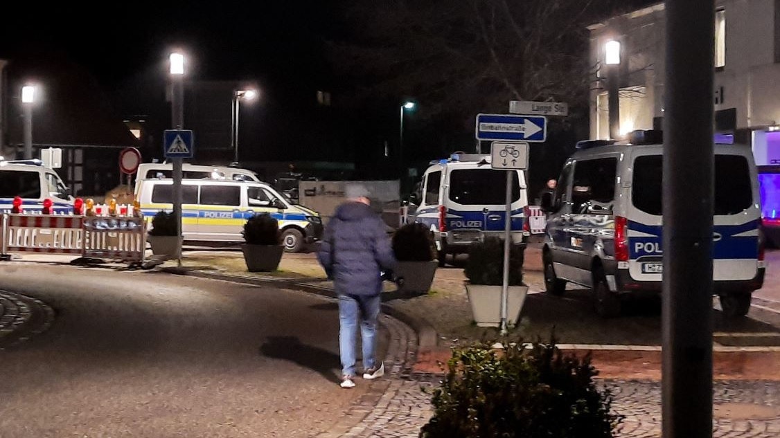 Großaufgebot: Die Bereitschaftspolizei aus Hannover und&nbsp; Diensthundeführer begleiteteten den Einsatz. Foto: Polizei
