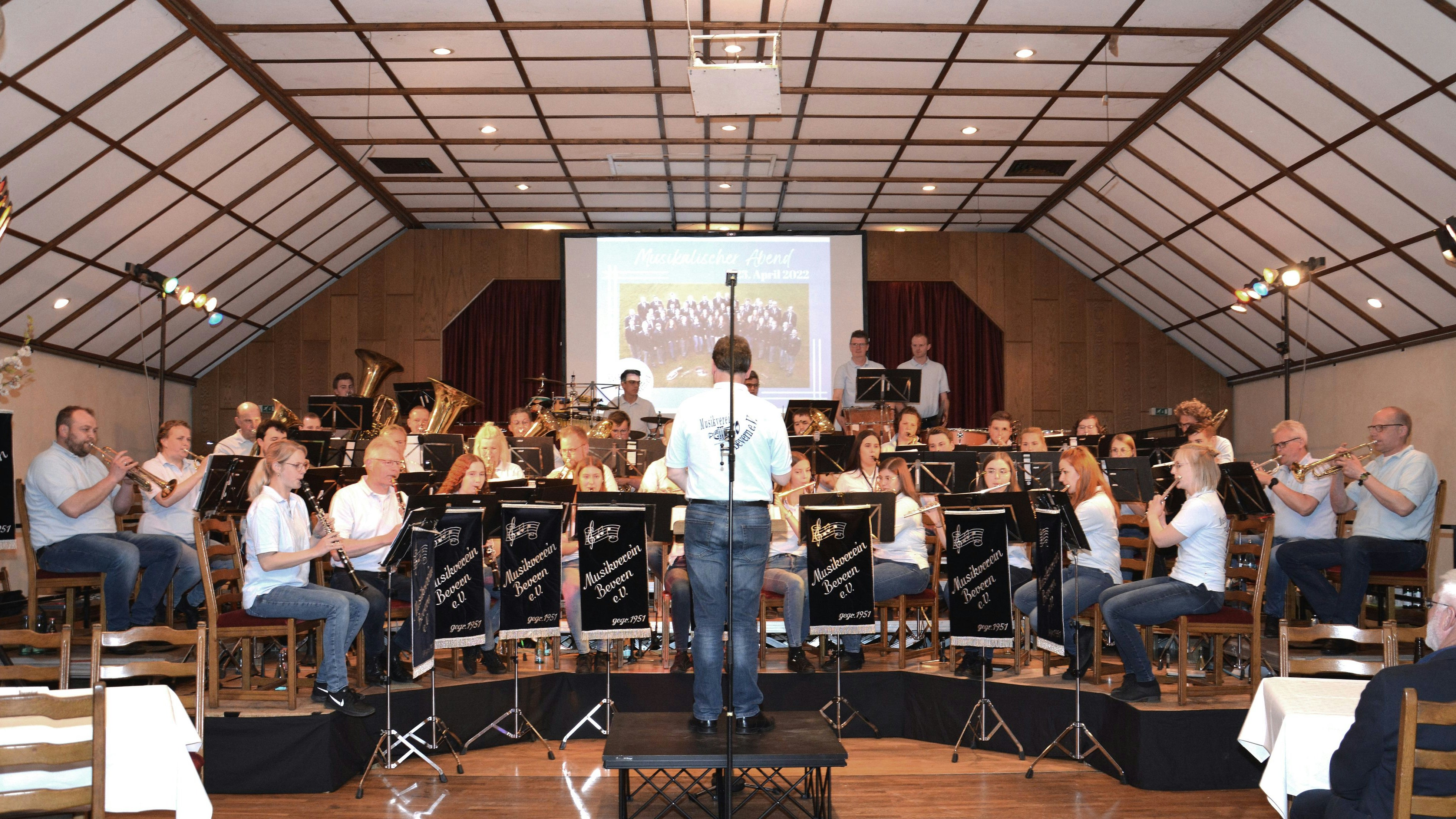 Gut eingestimmt: Dirigent Guido Elbers und die Musiker boten dem Publikum ein abwechslungsreiches Programm. Foto: Sperveslage