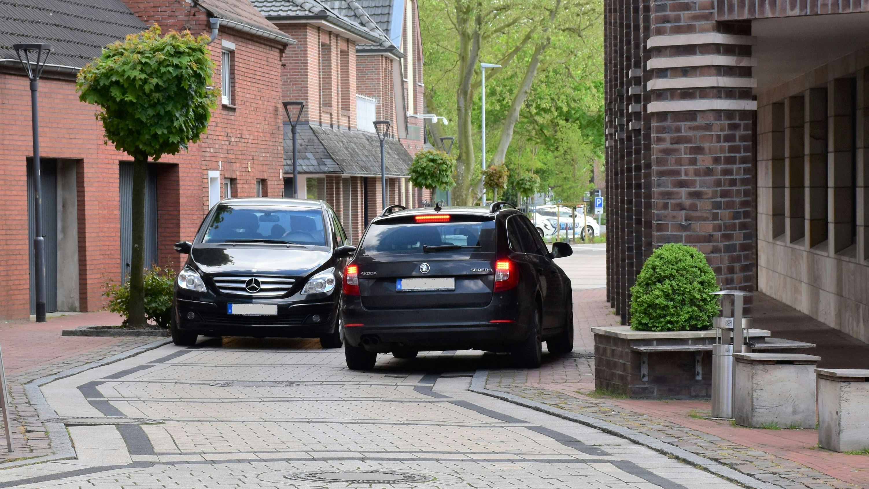 Alltägliches Bild: Wenn sich zwei Autos sich im Kösters Gang begegnen, wird es eng. Foto: Böckmann