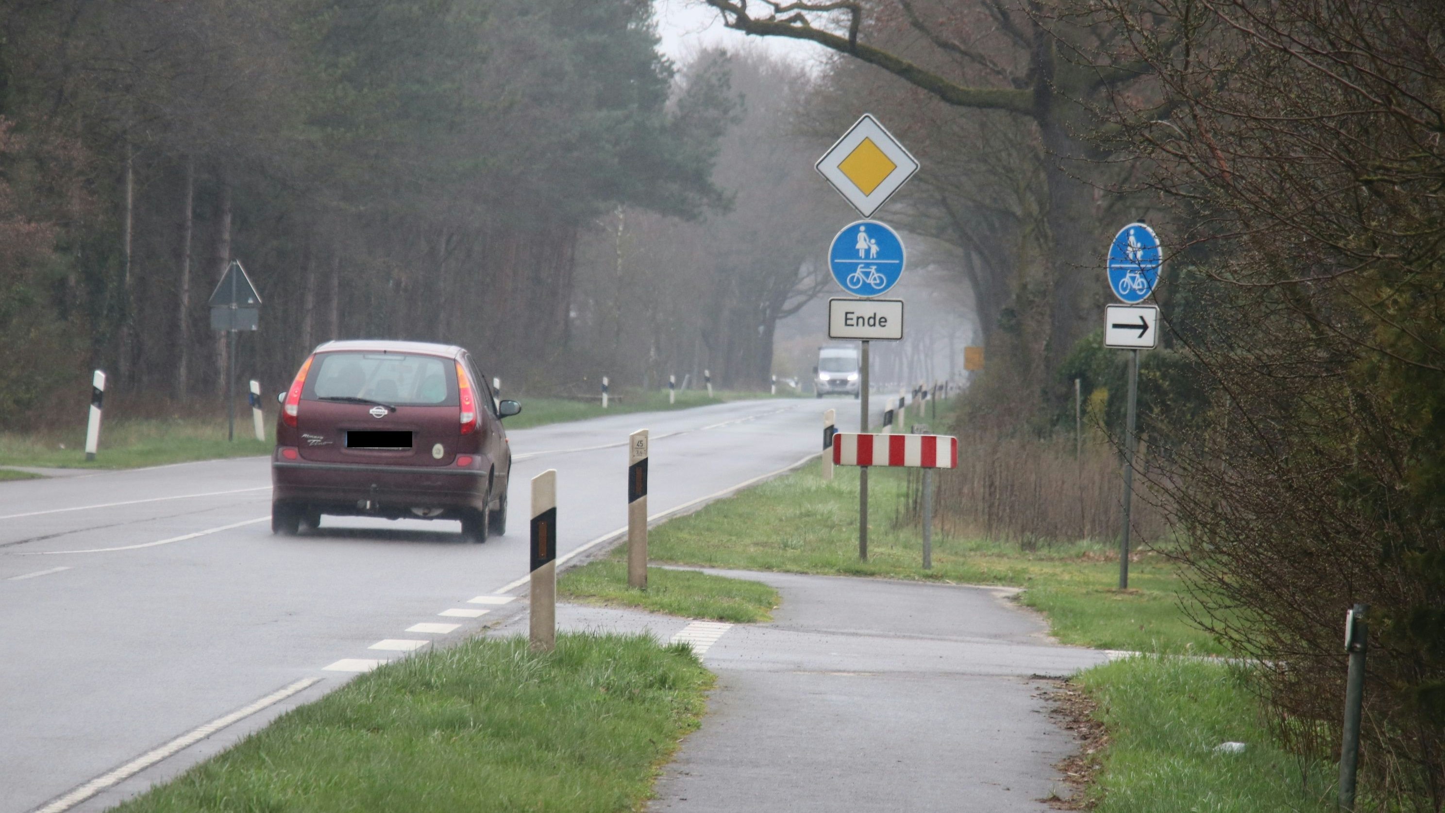 Noch ist hier Schluss: Der Radweg an der Landesstraße von Nellinghof nach Fladderlohausen endet in etwa in Höhe der Einmündung des Dreugen Mesks. Foto: Lammert