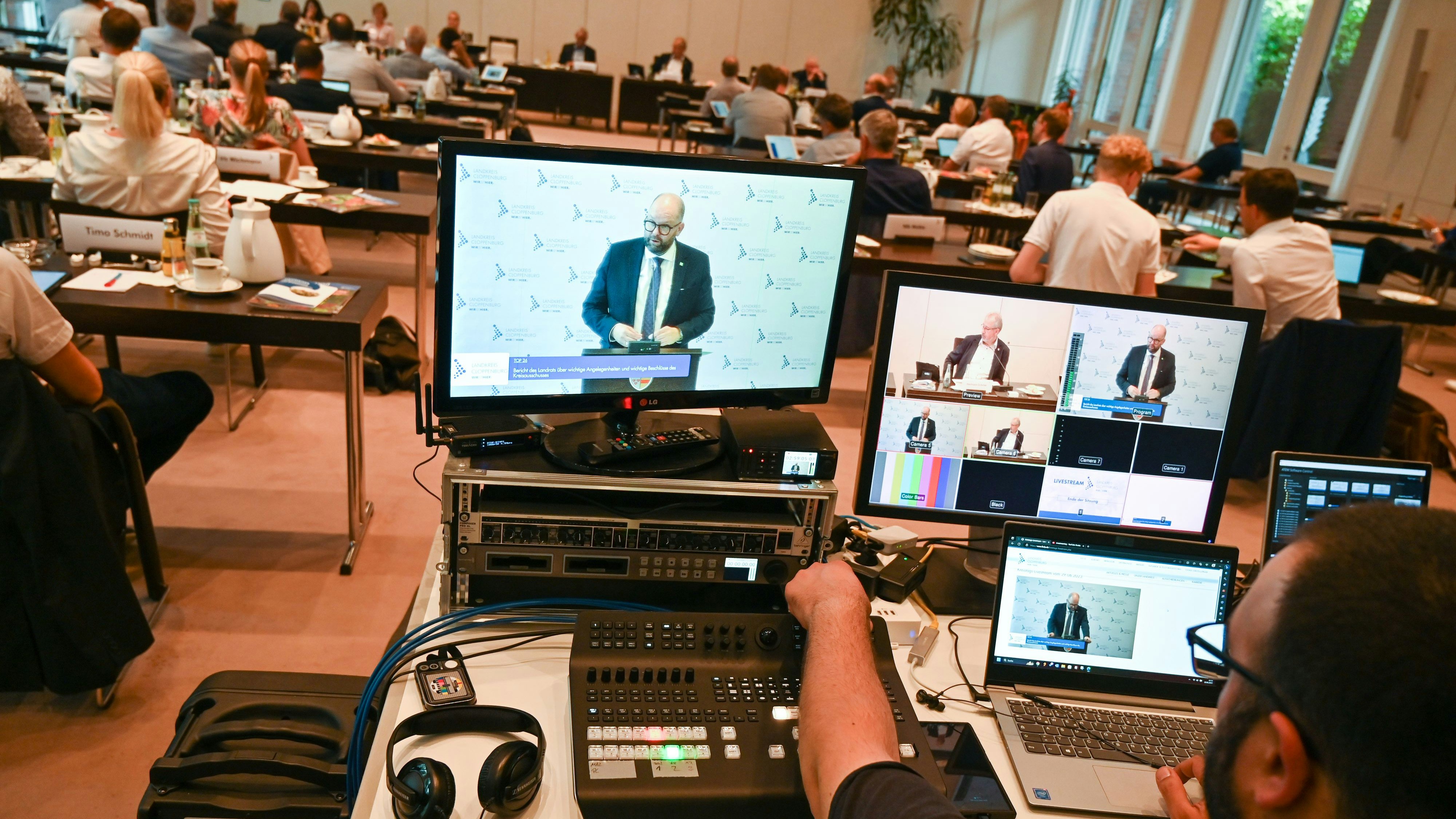 Live-Übertragung: Eine externe Firma kümmert sich um die technische Durchführung während der Sitzung. Foto: Hermes