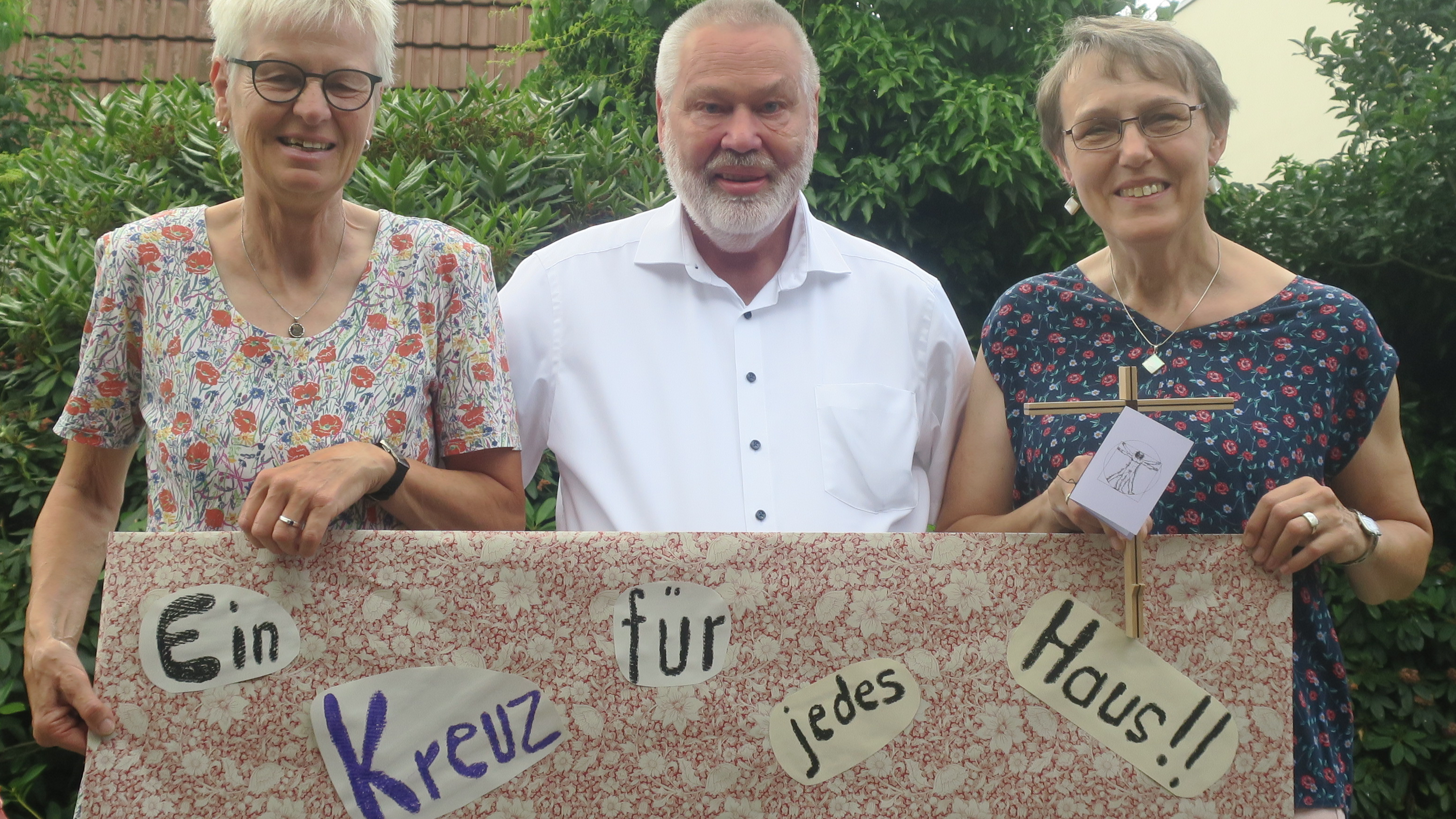Engagieren sich: Marlies Gerdes-Scheuer (von links), Hartmut Ramke und Karin Voßmann vom Verein "Hilfe für Sudargas" verkaufen Holzkreuze für den guten Zweck.&nbsp; Foto: privat