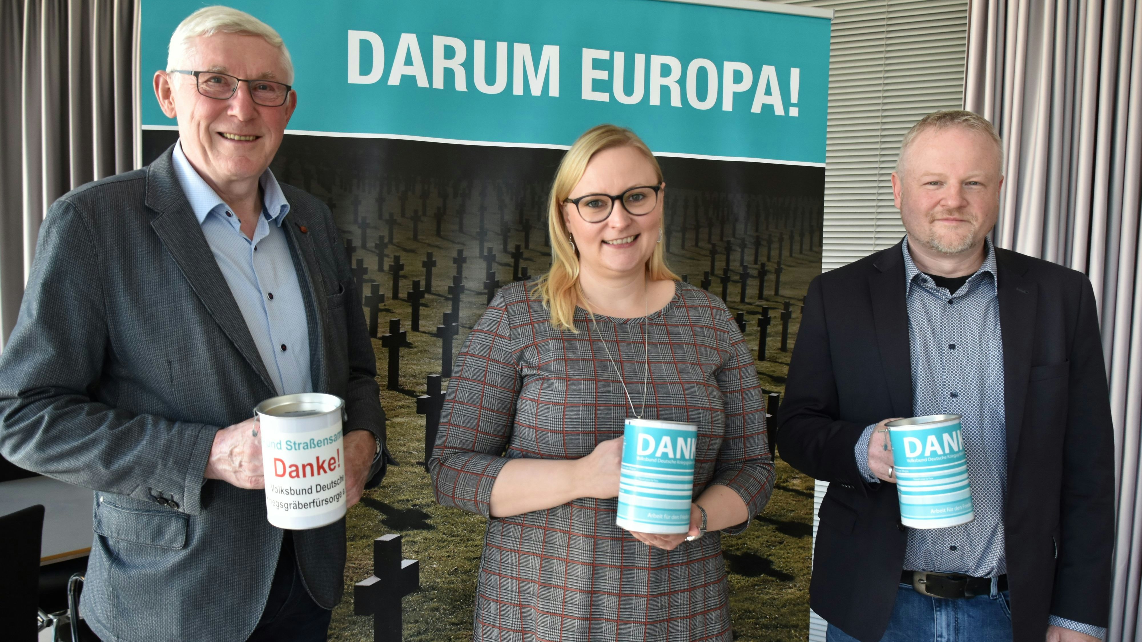 Josef Kläne, Eva-Maria Dorgelo und Marco Wingert (von links) präsentieren die neuen Spendendosen des Volksbundes. Foto: Malik
