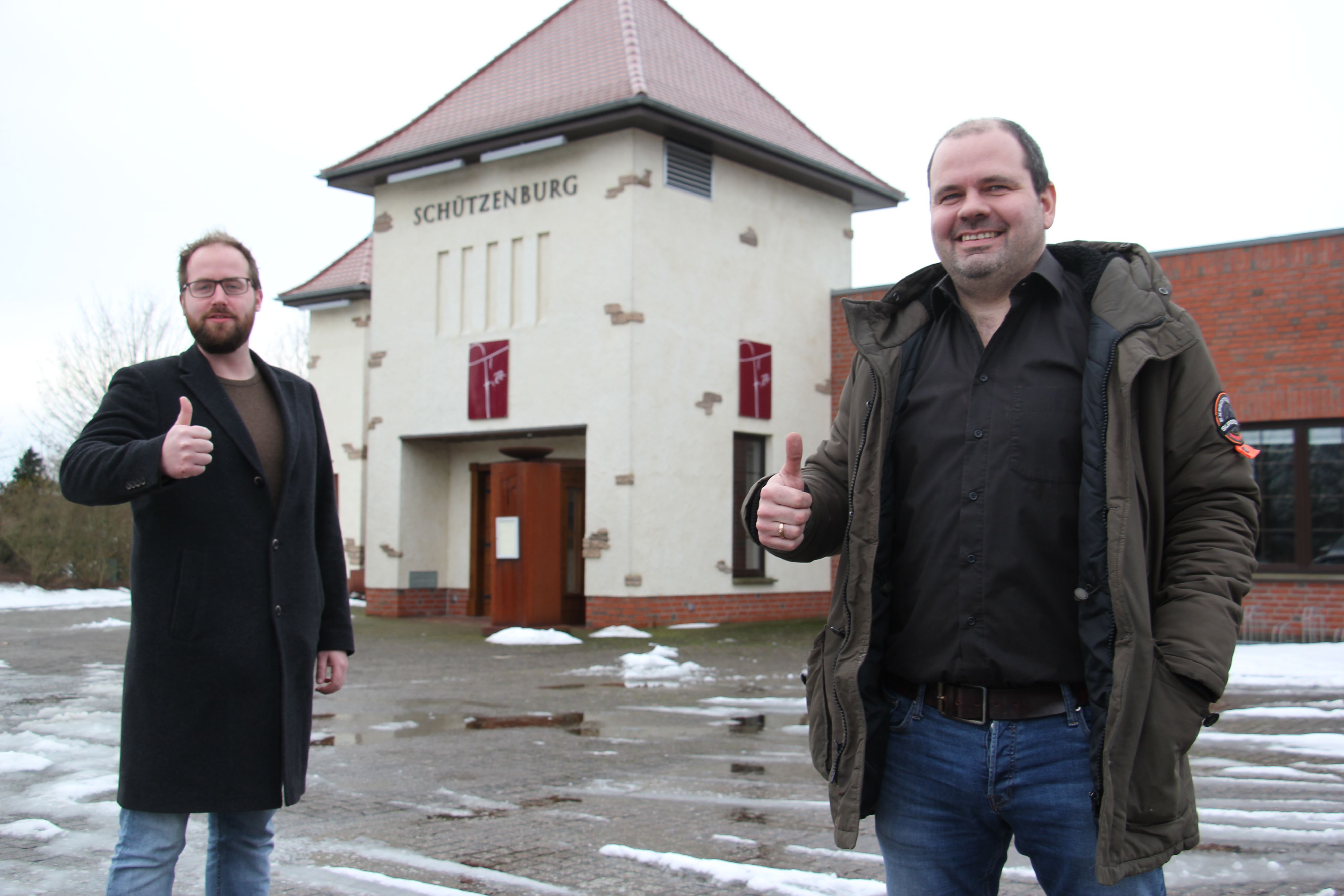 Daumen hoch für das Vereinsleben: Gastronom Matthias Kröger (rechts) und Schützenpräsident Simon Spille hoffen auf eine gute Zusammenarbeit in der Schützenburg. Foto: Speckmann