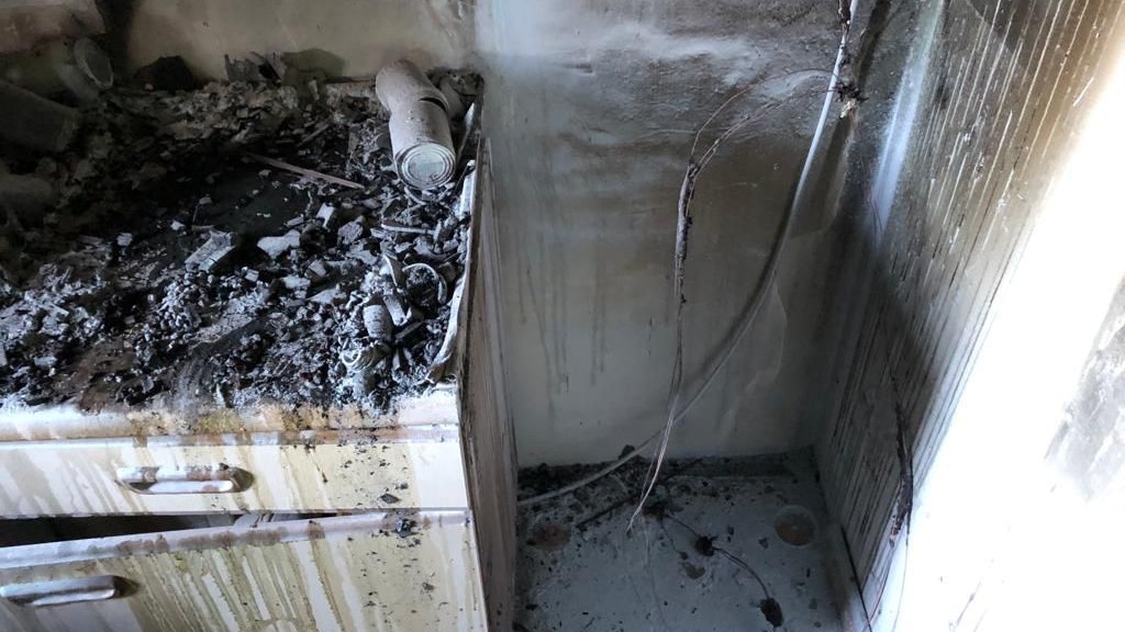 Zurück bleibt viel Ruß: Der Hausbesitzer konnte den Brand mit einem Pulverlöscher eindämmen. Foto: Pille