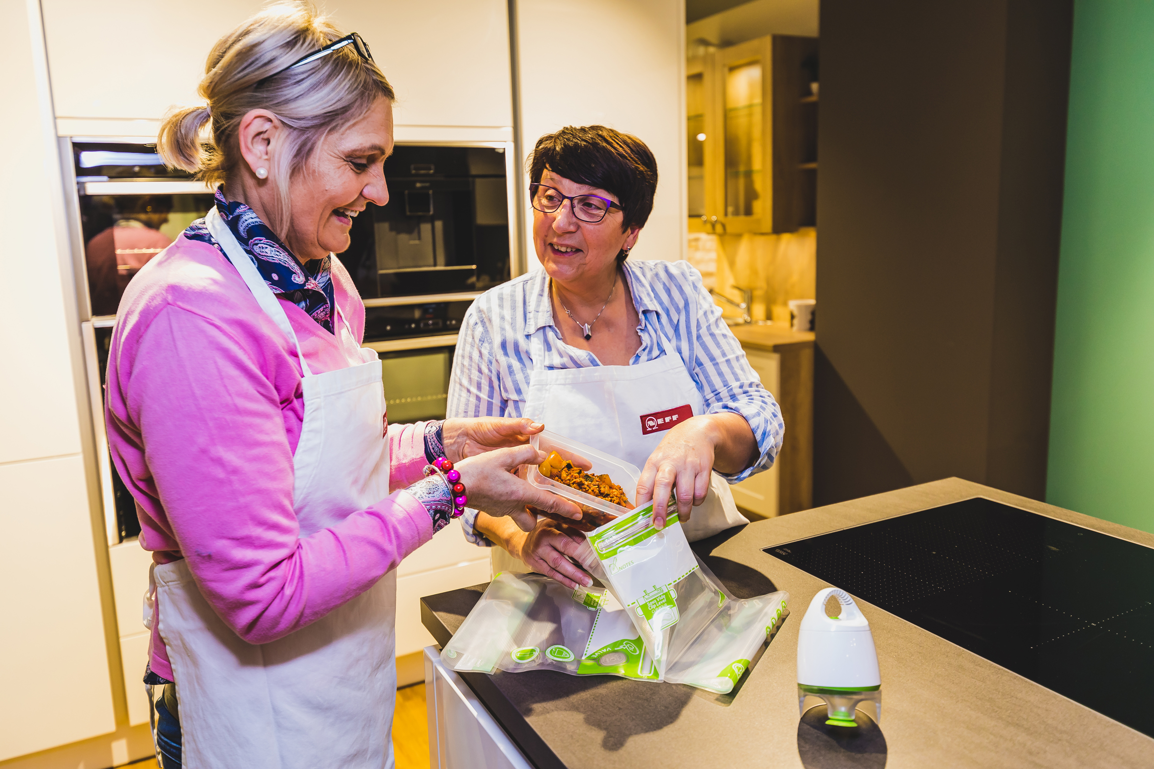 Brigitte Kamphaus-Schlenker ist Expertin für Prep Meal. Mit dem Hand-Vakuumierer Smart Turtle von Pro Idee werden die Lebensmittel kabellos eingetütet. Die für auch für das Sous-vide-Garen geeigneten Beutel sind sogar spülmaschinenfest.