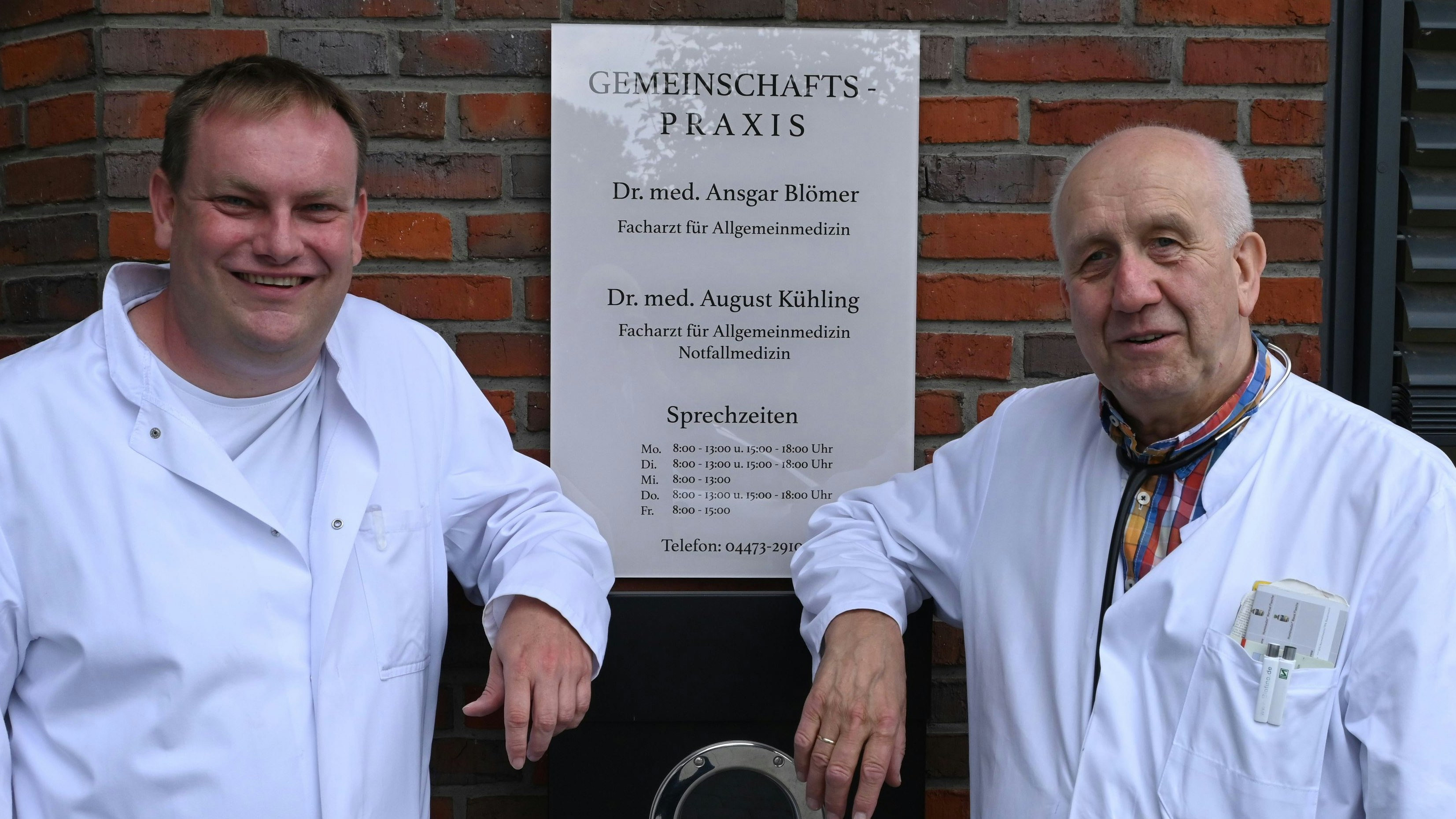 Team auf Zeit: Seit wenigen Wochen wird die Gemeinschaftspraxis von Dr. August Kühling (links) und Dr. Ansgar Blömer geführt. Foto: Thomas Vorwerk