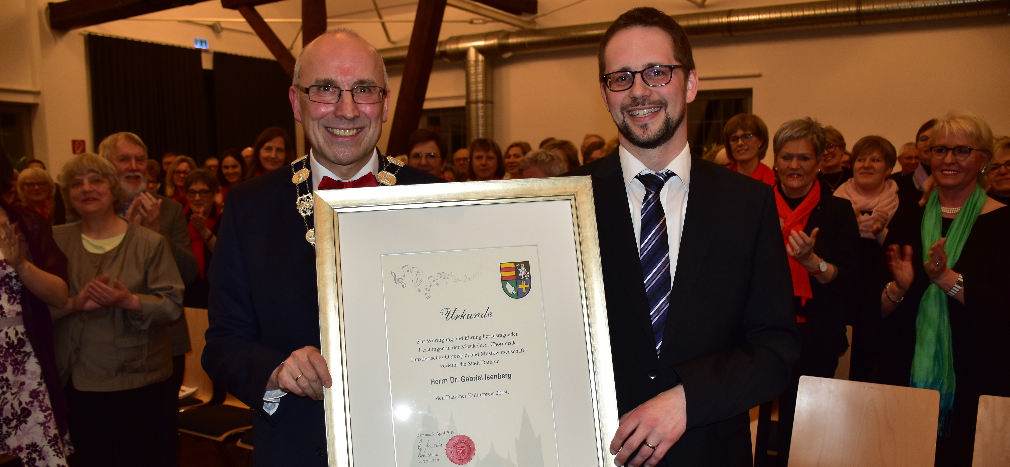 2019 ehrte Bürgermeister Gerd Muhle (links) den Kirchenmusiker Dr. Gabiriel Isenberg. Foto: Lammert