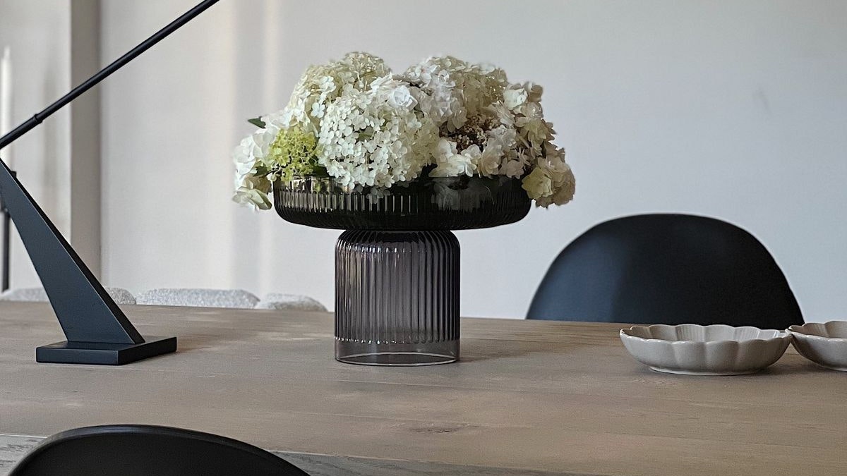 Trendiges Designobjekt: Die DIY-Schale lässt sich wunderbar passend zur Jahreszeit dekorieren - wie hier mit weißen Hortensien. Foto: Erhart
