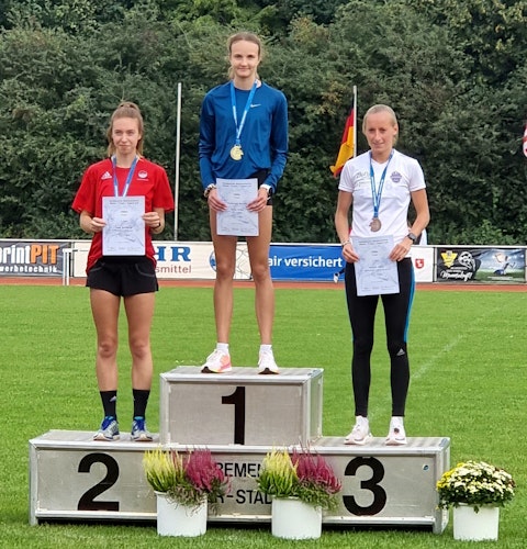 Zwei Starts, zwei Titel: Xenia Krebs (Mitte, hier bei der Siegerehrung des 1500-m-Rennens) holte Doppelgold. Foto: Beyer