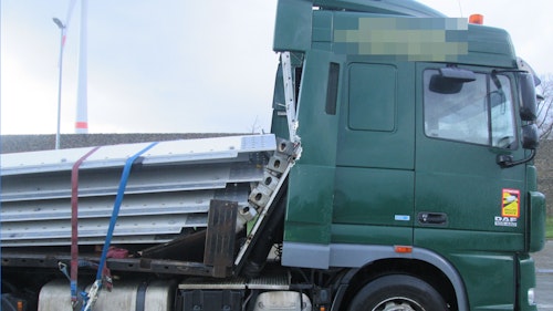 Miserabel gesicherter Lastwagen verliert Ladung auf der A1