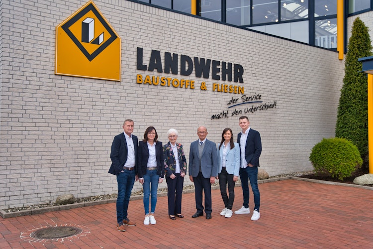 Drei Generationen: Hans-Joachim und Karin Landwehr, Elisabeth und Franz-Josef Landwehr und Christina Landwehr und Christoph Meyer. Foto: Schiwy