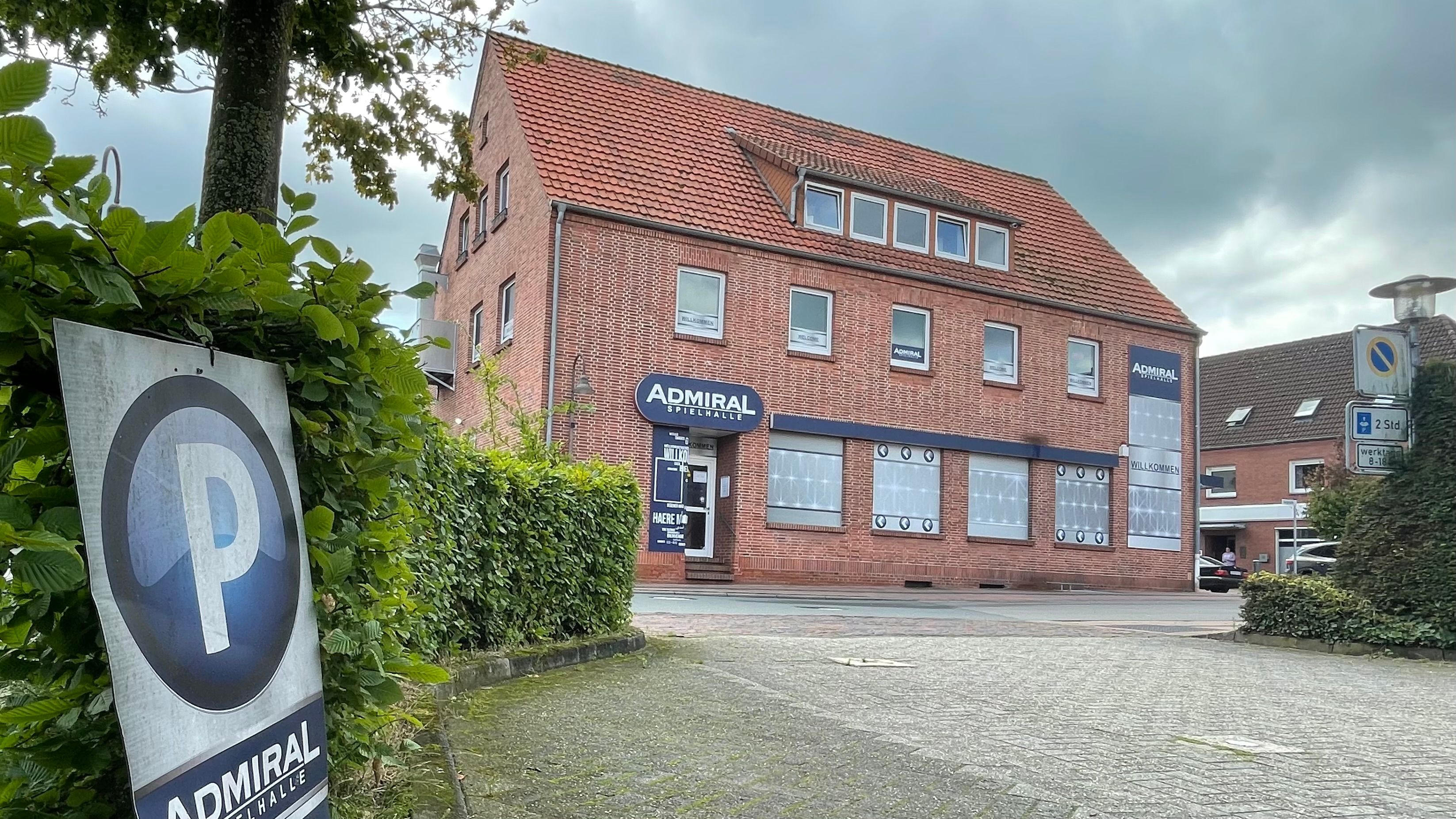 Verkauft: Die Stadt Friesoythe hat Grundstück und Gebäude Lange Straße 24 gekauft. Über den Ablauf ärgert sich der Verkäufer. Foto: Stix