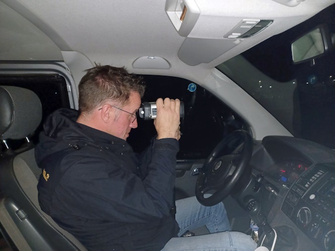 Alles im Blick: Einsatzleiter Polizeihauptkommissar Hubert Schnoeink nahm im Rahmen der Überwachungsaktion die Messung mit der Laserpistole selbst vor. Foto: Wilken