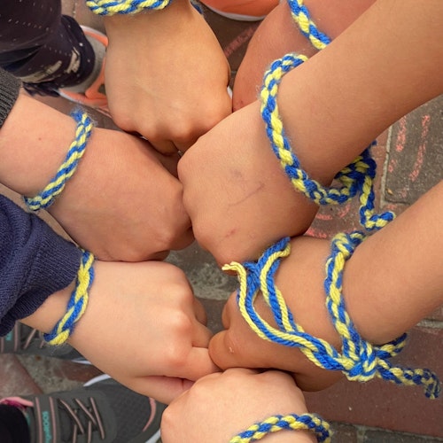 Solidarität mit der Ukraine: Die Schüler haben am Tag vor ihrem Sponsorenlauf blau-gelbe Freundschaftsbänder gebastelt. Foto: Wimberg